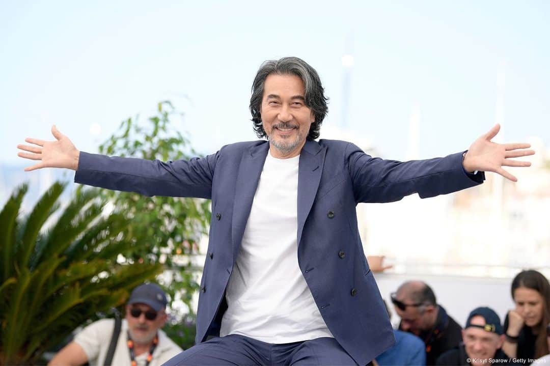アオイヤマダのインスタグラム：「役所広司さん、 最優秀男優賞受賞おめでとうございます！ 役所さんとWimさんの共通点で、お二人とも『塩』みたいな人だなと思いました。 それは、 液体に溶け、形態はきえても 存在を消すことなく、 周りを引き立たせる。 食材なら旨味を引き出す。 塩は生命活動において、重要な役割。 主張ではなく、お互いが必要な存在として成立させるのが このお二人だと思いました。  日本での公開が待ち遠しいです。  @festivaldecannes  ・・・ 📸 Instantané #Photocall - #Photocall instant PERFECT DAYS de WIM WENDERS  Avec/With Min Tanaka, Aoi Yamada, Arisa Nakano, Kōji Yakusho, Wim Wenders . . #Cannes2023 #Compétition #SelectionOfficielle #OfficialSelection #perfectdays」