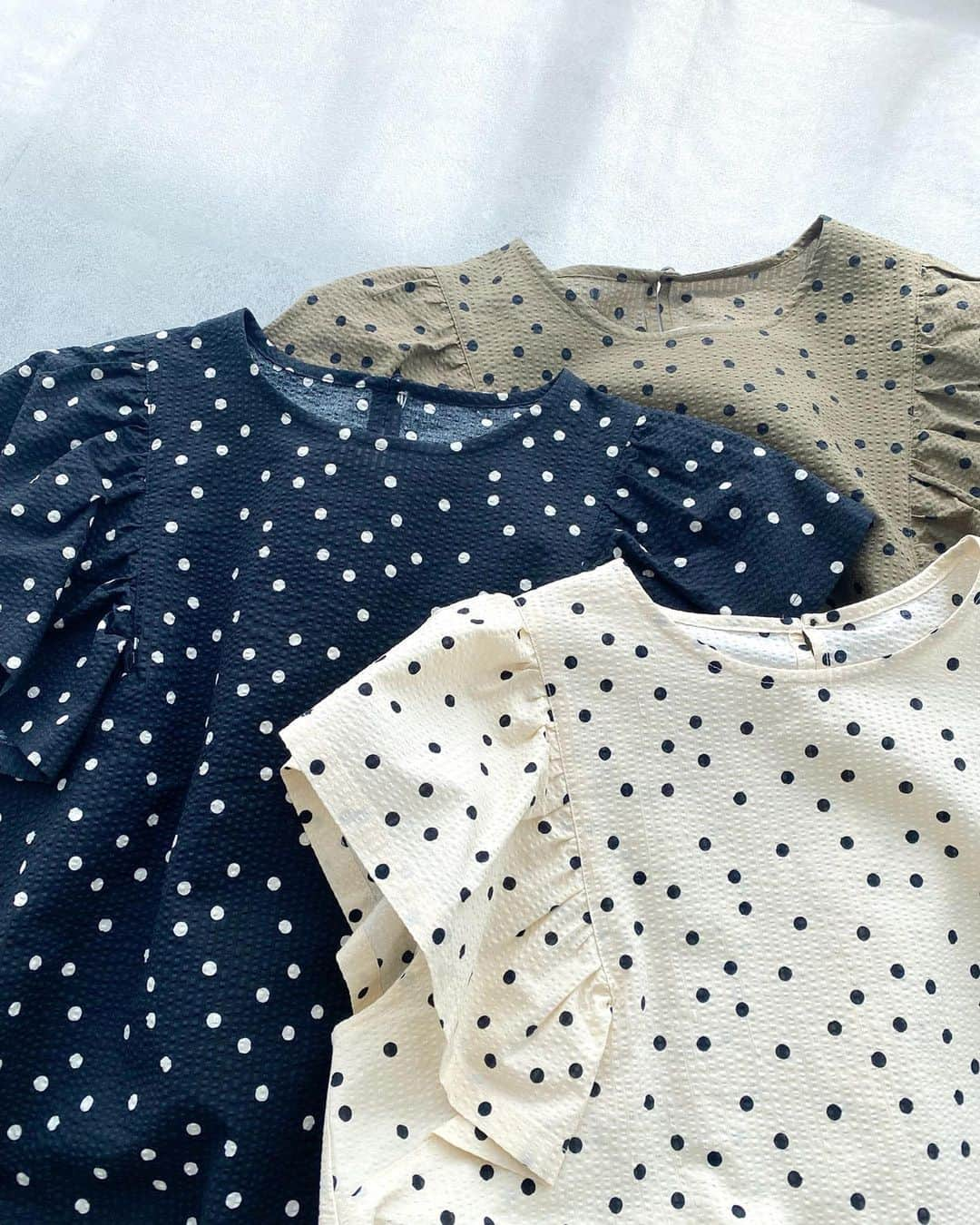 Techichiさんのインスタグラム写真 - (TechichiInstagram)「【French Dot Pattern Items】 凹凸感のあるサッカー素材がライトな着心地のドット柄ブラウス。 フレアスリーブにランダムなドット柄が柔らかな印象に。 パンツスタイルに特におすすめなほのかな甘さが魅力のアイテムです。カーディガンやジャケットのインにもぴったり。 ⁡ ⁡ ⁡ ・Blouse ￥7,590（tax incl.）_№1711941 off-white/khaki/black ⁡ ⁡ ⁡ ⁡ ※商品タグの付いていないアイテムも順次オンラインショップで販売いたします。 ⁡ ※商品画像は、撮影環境やご利用のPC・スマートフォンのモニター環境などにより実物と色味に差異がある場合がございます。 ⁡ ===================================== ⁡ #techichi #テチチ #オフィスカジュアル #お仕事を楽しく #大人カジュアル #働く女性 #オトナ女子 #オンオフ兼用 #ドット柄ブラウス  #ドット柄トップス  #ドット柄コーデ  #フレンチスタイル  #canshopig」5月29日 18時00分 - techichi_official