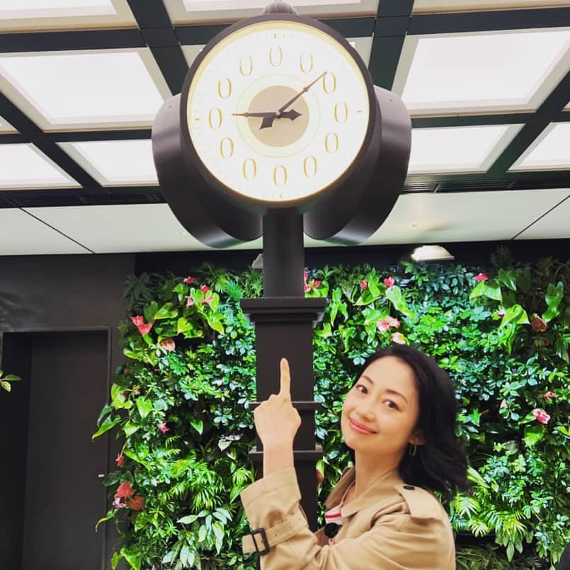 肘井美佳のインスタグラム：「The photo is a clock at Tokyo Station. Why every number is zero??? →Tokyo Station is the zero mile marker for a lot of train lines around Japan!  It's the beginning of the journey!!!  間も無く告知できるお話が一つ…！ にちなんだ東京駅の時計。  鉄道の起点となるゼロキロポストがあるからだとか。  「旅が今ここから始まる」感がありますね。  詳しくはまたお伝えします:)  #tokyostation #train #squarezero  #東京駅 #女子旅 #０の時計 #○リー○ッター感ある」