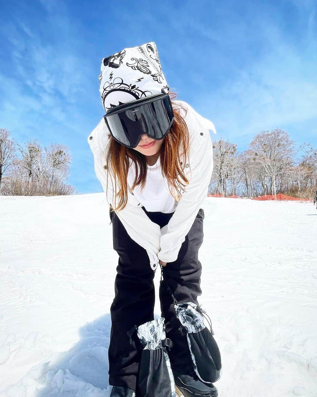 hoshinofumikaさんのインスタグラム写真 - (hoshinofumikaInstagram)「@electric_japan ⚡️🖤 楽しい春だったなぁ〜 ブラックレンズって ピーカンの日すっごい見やすい 目の疲れも全然違う🖤🌈  今シーズンもわたしの目と 日焼けを守ってくれてありがと💋  #electric #ゴーグル #スノーボード #スノボ女子 #snowboarding #snowboard #春スノーボード」5月29日 10時40分 - fumika_hoshino