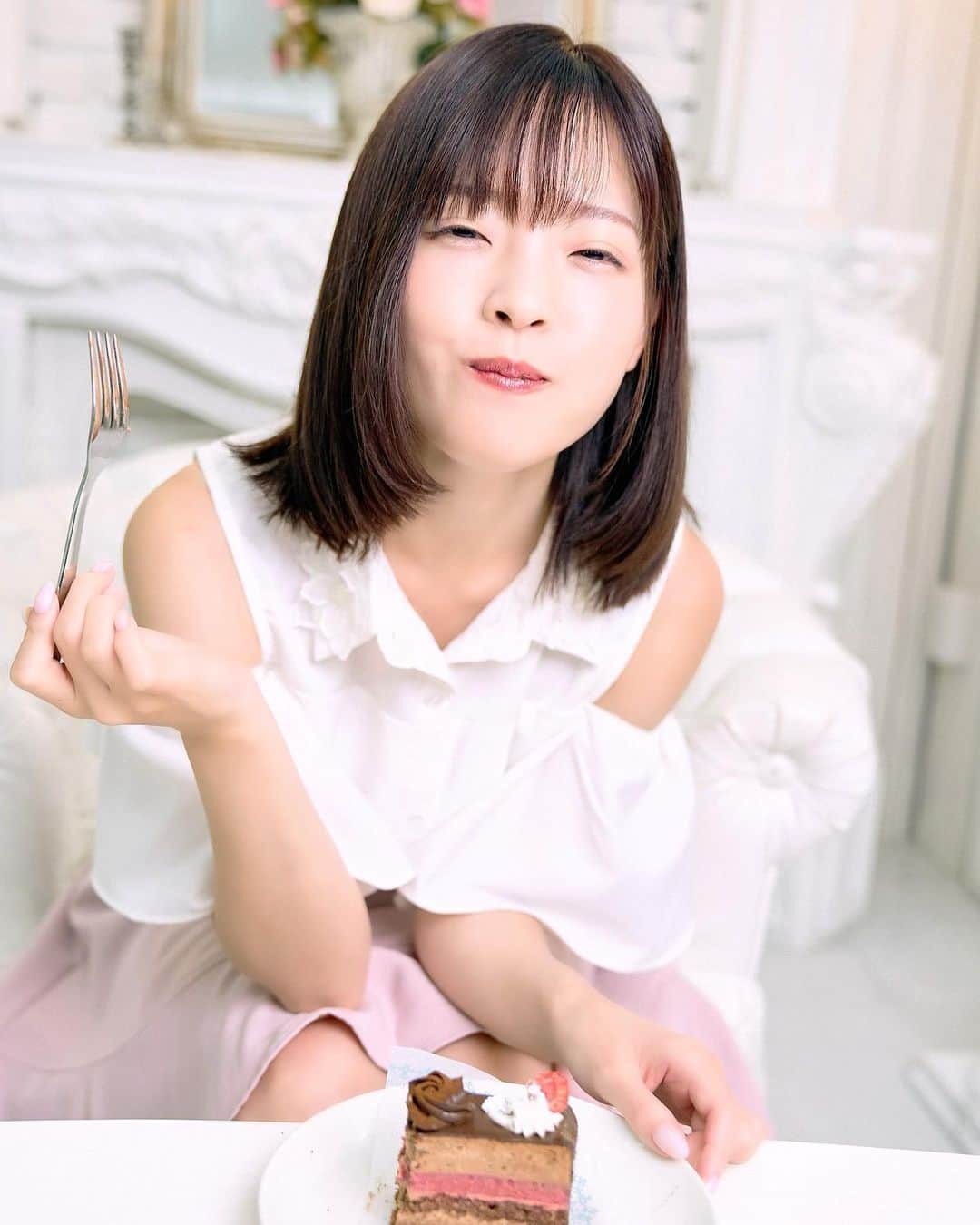 上原あかりのインスタグラム：「ケーキ🍰ににっこにっこで目がなくなった！笑 今週もがんばろうね～(˘ ᵕ˘)  📸 @take1an    #声優  #ポートレート」