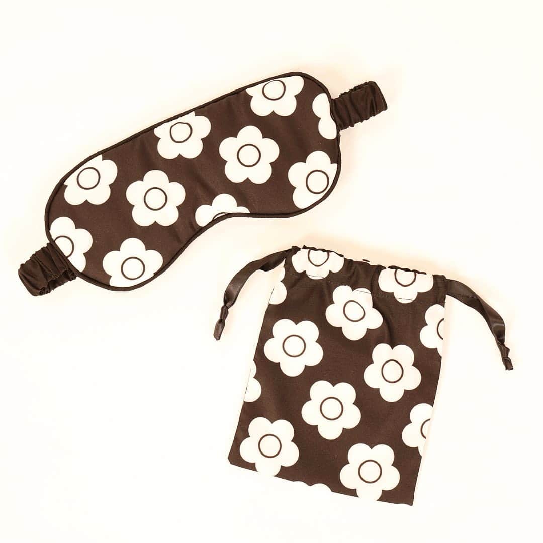 MARY QUANT officialのインスタグラム：「オンラインショップ限定！ デイジー柄が目を引くアイマスクが登場！ - #総柄デイジープリントポーチ付アイマスク 裏側の生地は保湿性のある 天然由来成分の椿オイルを配合し 肌に優しい仕様です 普段づかいはもちろん、旅行先や 長時間のフライトなどリラックスしたいときに 持ち運びに便利な収納ポーチ付き - オンラインショップでは5/31まで 送料無料キャンペーン開催中！ ※全てのお買い物が対象 - #MARYQUANT #2023SUMMER #NEWITEMS #FASHION - #マリークヮント #アイマスク #おうち時間 #リラックス #リラックスタイム」
