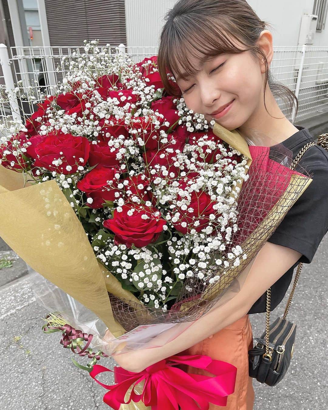 中島愛蘭さんのインスタグラム写真 - (中島愛蘭Instagram)「誕生日を迎えました🎂🤍 今年はタイミングもあり帰省しているので家族や祖父母にお祝いしてもらって本当に幸せ😌 こんな大きな花束もいただいちゃった🥹🌹」5月29日 21時00分 - aira_nakajima