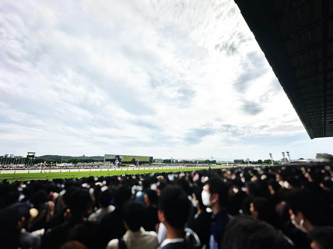 守永真彩のインスタグラム：「. . 第90回日本ダービー。  ファンファーレと共に競馬場を埋め尽くす大歓声と、人がいっぱいで前の見えないスタンド。  「やっと、この日がきた。」と、とても感慨深くなりました。  先週のオークスも現地で観ていましたが、やはり「日本ダービー」でこの景色を見られるというのは特別な意味を持っていたように感じます。  そんな中、第90回ダービー馬に輝いたのはタスティエーラ。 皐月賞の雪辱を果たすような見事な勝利！ 1番人気に推されたソールオリエンスが魂を込めて必死に追ってる姿や、ハーツコンチェルト、ベラジオオペラ、ノッキングポイントホウオウビスケッツのゴール前の白熱した叩き合いに魅了されました。 　  ただ...全人馬無事にという願いは叶わなかったです。  スタート直後のドゥラエレーデの落馬があり レース後はゴール板まで走り切ったあと、スキルヴィングがターフに倒れ、そのまま天国へと駆けていってしまいました...  私の位置からは一部始終は見えず、そのことを知ったのは、馬運車で運ばれた後からでした。  競馬なので何が起こるかわからないのはダービーに限らず、全てのレースでそうだと思います。 それは百も承知ですが、 手放しで喜べる気持ちになれなかったのは事実ですし、今も行き場のない重い感情が心の中に居座っています。  でも ダービーに出走する競走馬や陣営は 「この日のために」辛い調教を重ね、思案を繰り返し 私が想像するよりも遥かに日本ダービーへの気持ちを強く持ち「良いレースにしたい」と思って挑んでいたと思います。  私の拙い想像力だけでは申し訳ないほど 必死でこのレースを勝ちに来ていたと思います。  それはもちろん、ドゥラエレーデも、スキルヴィングも、どちらの陣営も同じだと思います。  だから私はこの一件で「後味の悪いダービーだった」というのは、一生懸命走った馬たちに失礼だと思うので、言いたくありません。  一生懸命、全てをかけて全頭がゲートを出た。 選ばれし１８頭に大きな拍手をおくりたいです。  そして、何が起こるかわからないレースの中で必死に勝利を勝ち取ったタスティエーラに心からの祝福を。  これもまた、日本ダービー。 忘れられないレースとなりました。」