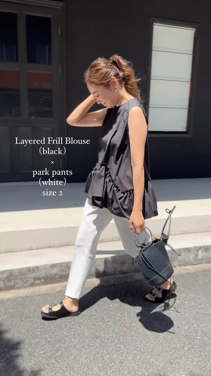 Keikooooooのインスタグラム：「コーデ🖤 新作のブラウスは、park pantsとも相性良しです🫶🏻 6/1(木)21時〜予約開始です⏰  ✔︎layered frill blouse（レイヤードフリルブラウス） white/black/hyacinth free size ¥18,700 tax in  blouse @liten.official #liten  pants @liten.official  shoes @manoloblahnik #manoloblahnik   #ママコーデ#カジュアルコーデ #シンプルコーデ #シンプル#カジュアル#大人かわいい #大人コーデ#夏コーデ#パークパンツ#リテン#マノロブラニク」