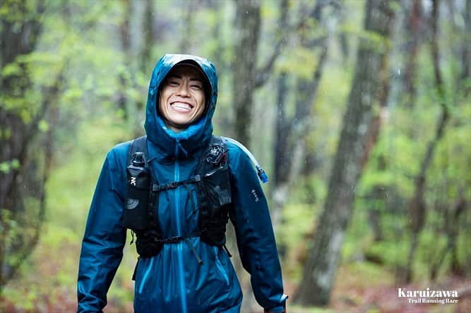 Natsuki（ナツキ）さんのインスタグラム写真 - (Natsuki（ナツキ）Instagram)「ヾ(・∀・ )⛰️🏃‍♀️  初挑戦の軽井沢トレラン🏃‍♀️☔️  1枚目💨 前半9キロぐらいかな？🤣 元気😍笑( ᵕ̈ )  2枚目🫠 30キロあたりかな？笑 まぢ死んでる😂😂😂😂 雨と汗で全身びっちょびちょ。 顔ゲッソリすぎて😱笑える😂  まさかのこのゲッソリフォトが大会公式写真にも載ってしまう...🤣😱どうせなら1枚目がよかった。笑😅  まぁとにかくいい経験😂❤️  #軽井沢トレイルランニング #トレラン #初挑戦 #ロングコース #大雨 #泥んこ #装備は一丁前 😂 #trailrunning #trailrun  #karuizawa  #arcteryx」5月29日 11時01分 - natsukiii78