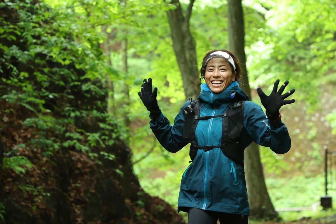 Natsuki（ナツキ）のインスタグラム：「ヾ(・∀・ )⛰️🏃‍♀️  初挑戦の軽井沢トレラン🏃‍♀️☔️  1枚目💨 前半9キロぐらいかな？🤣 元気😍笑( ᵕ̈ )  2枚目🫠 30キロあたりかな？笑 まぢ死んでる😂😂😂😂 雨と汗で全身びっちょびちょ。 顔ゲッソリすぎて😱笑える😂  まさかのこのゲッソリフォトが大会公式写真にも載ってしまう...🤣😱どうせなら1枚目がよかった。笑😅  まぁとにかくいい経験😂❤️  #軽井沢トレイルランニング #トレラン #初挑戦 #ロングコース #大雨 #泥んこ #装備は一丁前 😂 #trailrunning #trailrun  #karuizawa  #arcteryx」