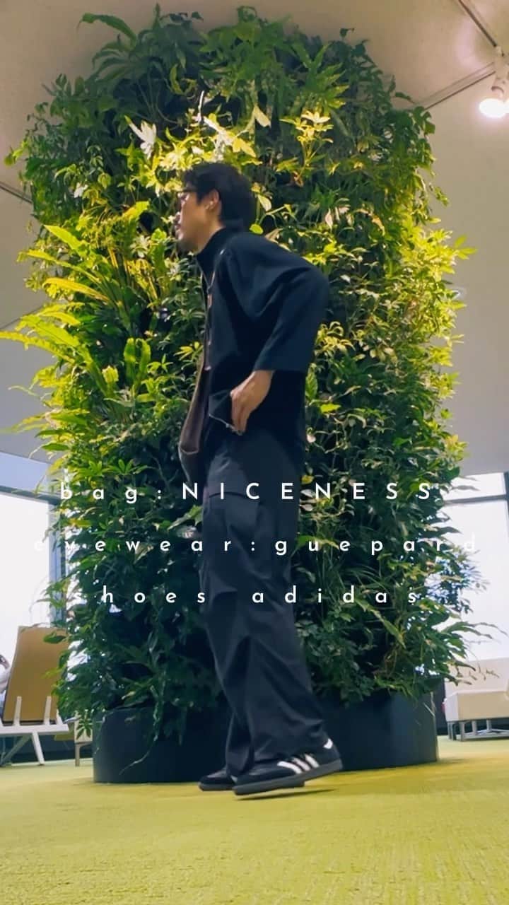 並木一樹のインスタグラム：「fashion.  今回の旅のコーデは動きやすさと大人っぽさをテーマにこんな感じにまとめてみました☺️ 　  tops:COMOLI vest: @walenode  @c.the.c.jp  pants: @unfilo_mens_official  shoes: adidas bag:NICENESS  #春服#ootd #COMOLI #walenode」