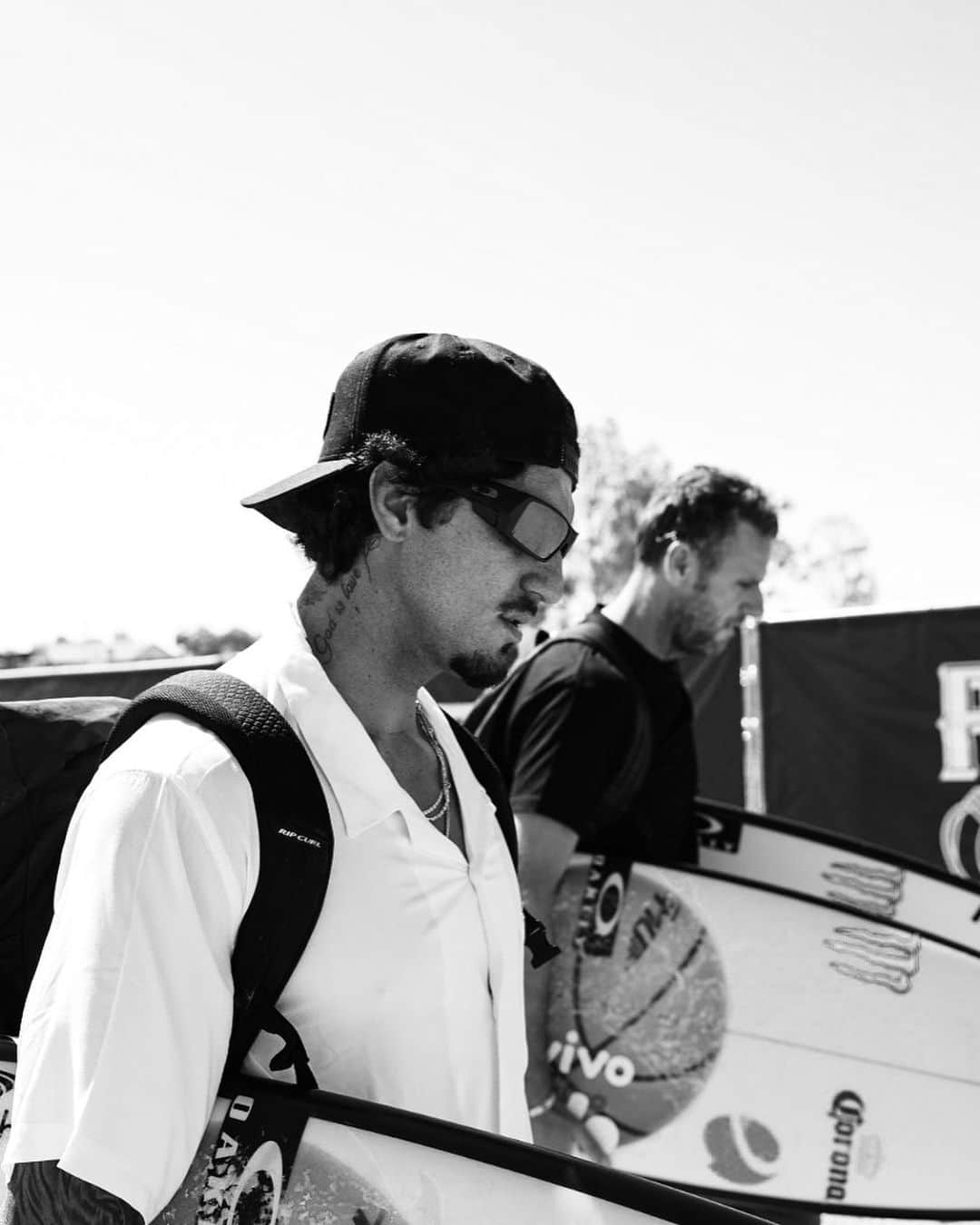ガブリエル・メディーナのインスタグラム：「Caro WSL,  Por favor, entenda a importância desta discussão.  O surf é a minha vida, e meu amor por este esporte é incondicional. Surfo com paixão e pretendo deixar um belo legado quando olhar para trás um dia.  No entanto, a comunidade do surfe, especialmente a brasileira, está estarrecida com a falta de clareza e inconsistência na definição das notas já há muitos anos, mas ultimamente isso tem sido ainda mais chocante.  Está claro que a avaliação dos juízes está agora recompensando um surfe muito simples, transições incompletas e PROGRESSÃO e VARIEDADE está sendo completamente retirada da equação. Isso é muito frustrante e ameaça o crescimento do esporte.  Fãs e patrocinadores não aceitarão que isso continue e, em um futuro próximo, acabarão se afastando, uma vez que esperam um julgamento igual e justo para o esporte.  Também é importante observar que muitos treinadores tiveram a oportunidade de falar com a WSL após as baterias/etapas para discutir sobre PROGRESSÃO e VARIEDADE nos critérios e a falta de valorização para as manobras. O retorno recebido é sempre bastante defensivo, com exemplos ruins para ilustrar seus argumentos.  A WSL precisa urgentemente esclarecer seus critérios e aplicar um julgamento justo para preservar a evolução do esporte.  Obrigado, Gabriel Medina e todo Brasil 🇧🇷 .  Dear WSL,  Please understand the importance of this discussion.   Surfing has been my life and my love for this sport is unconditional. I have put all my heart into and and want to leave a beautiful legacy one day when I look back at it.   However the surfing community, especially in Brazil, is mesmerized with the poor clarity and inconsistence of judging for many years now, but lately it has been even more shocking.」
