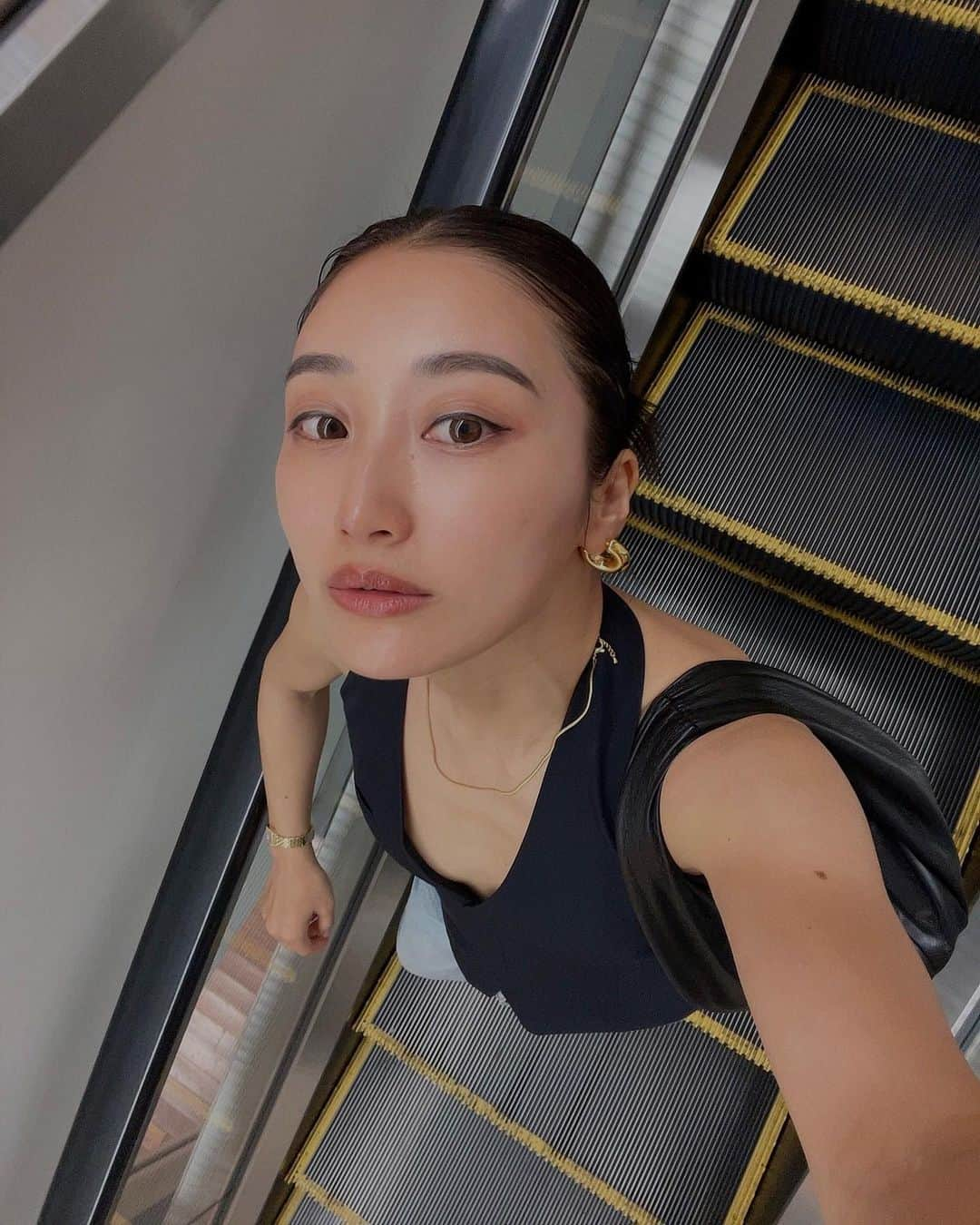 Icumi Oohamaさんのインスタグラム写真 - (Icumi OohamaInstagram)「pierce @tres__collection  (Mini wide hoop pierce/Skin snake necklace) vest @zara  denim @searoomlynn_official  (color :vintage blue)」5月29日 10時59分 - icumi___