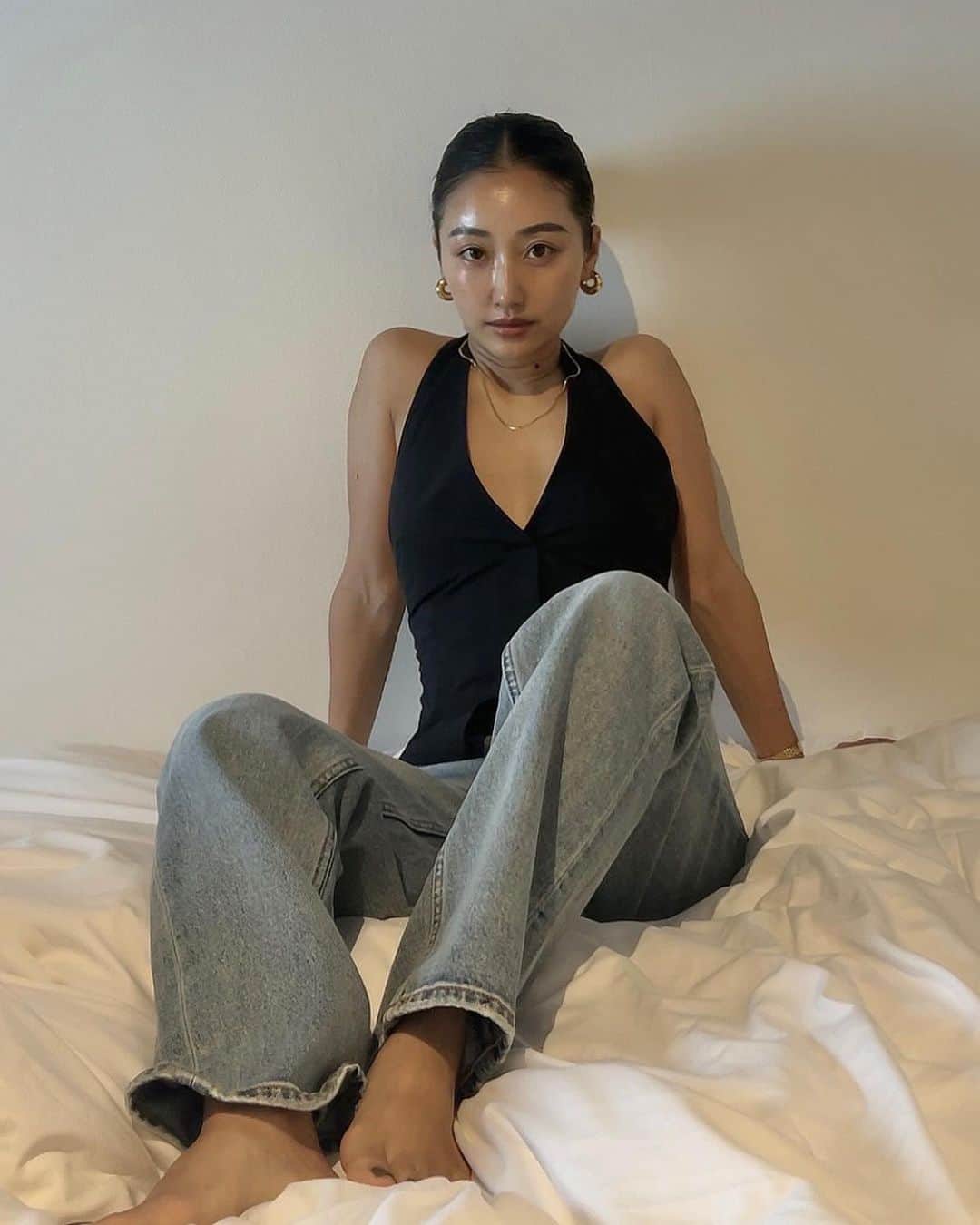 Icumi Oohamaのインスタグラム：「pierce @tres__collection  (Mini wide hoop pierce/Skin snake necklace) vest @zara  denim @searoomlynn_official  (color :vintage blue)」