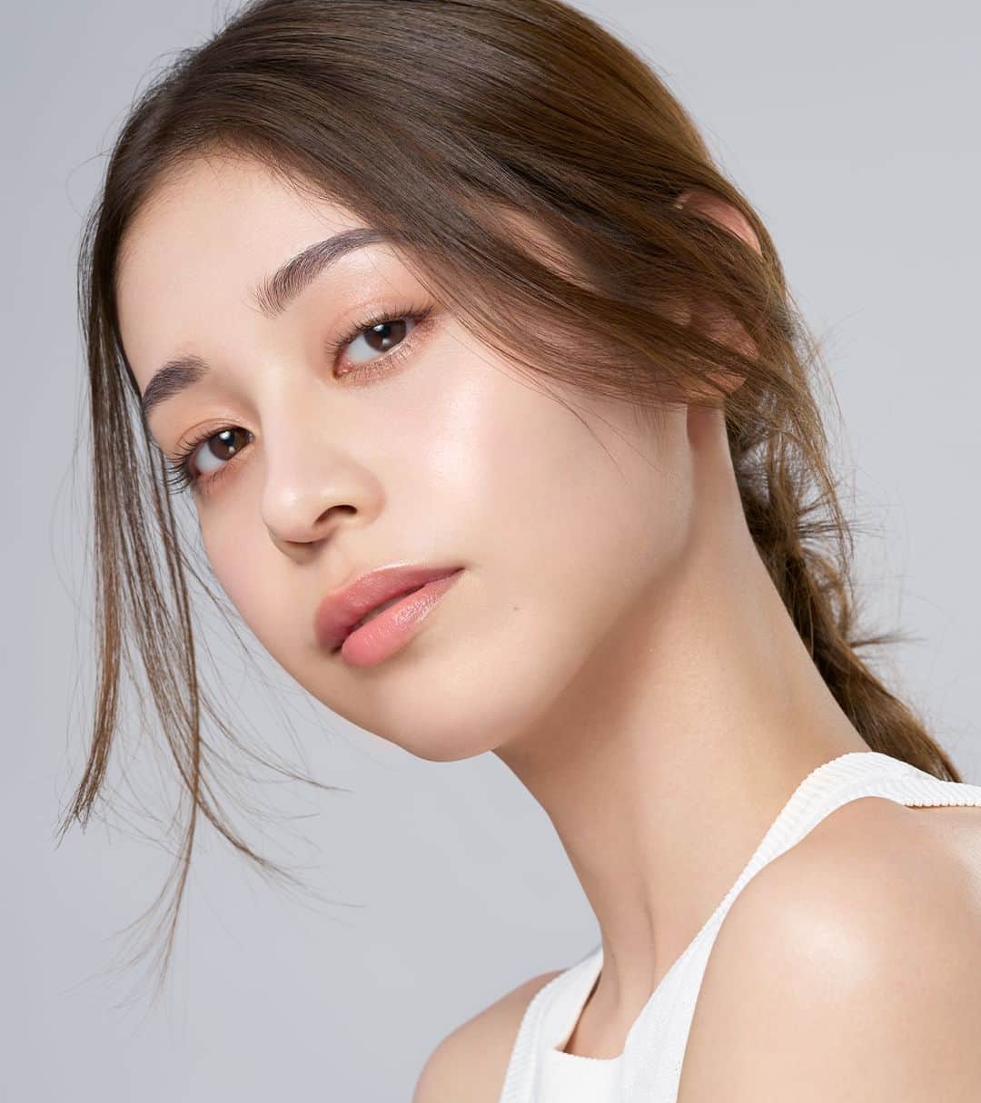 マキアージュのインスタグラム：「＼エフォートレスなリラックスサマーメイク🥰／  これからの季節は ナチュラルな透明つや肌が 魅力的☝️  ラベンダーカラーで整えたお肌に ピンクカラー×ベージュカラーで 自然な血色感をプラス˚✧₊⁎  ベースメイクは、 サラすべなつや肌を維持しながら SPF50+・PA++++でしっかりUVケアができる #スキンセンサーベースNEO に #エッセンスヴェール を重ねるだけだから 夏でも軽くて快適な肌に✨  是非、体感してみてくださいね！  ⬛ドラマティック エッセンスヴェール ルースパウダー (レフィル) ＜フェイスパウダー＞ 各色 ￥3,080円（税込） クリア / シアーラベンダー  ​ ⬛ドラマティック エッセンスヴェール ルースパウダー用ケース 各色 ￥1,100円（税込） ​ ⬛ドラマティック エッセンスヴェール ルースパウダー用パフ 各色 ￥660円（税込）  ⬛ドラマティック スキンセンサーベース NEO ＜化粧下地・美容液＞ ヌーディーベージュ / ラベンダー 各色￥2,970円（税込）  ​⬛ ドラマティックアイカラー  (パウダー) 各色 ￥990(税込)  ​⬛ ドラマティックチークカラー (パウダー)(クリーム) 各色 ￥1,980(税込)  ​⬛ドラマティックリップカラー (グロッシー)/(マット) 各色 ￥990(税込)  ​※価格は参考小売価格です （お店によって異なる場合があります。)  ----------------------------------------------   マキアージュ公式Instagramでは  新商品やメイクに関する様々な情報を  お届けしています！   気になった方はぜひ  @maquillage_jp のプロフィールから  checkしてみてください🫶  ----------------------------------------------  #マキアージュ #新作コスメ #ラベンダーカラー #ドラマティックエッセンスヴェールルースパウダー #ドラマティックスキンセンサーベースNEO #ドラマティックアイカラー #spf50 #毛穴レス #ルースパウダー #フェイスパウダー #おすすめコスメ #うるおい #美容液 #垢抜けメイク #素肌 #パウダー #透明感 #グリシルグリシン #ドラマティックエッセンスヴェールルースパウダー #ドラマティックスキンセンサーNEO」