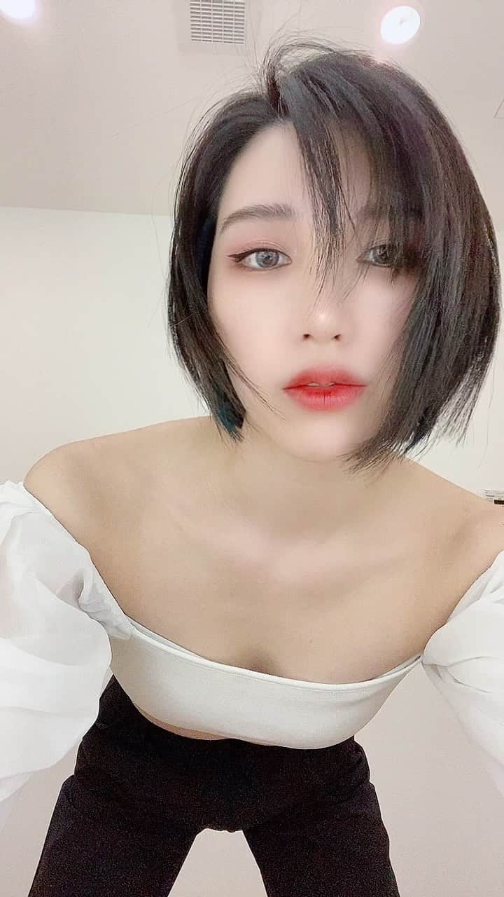 のインスタグラム：「#載せたっけな動画  笑ってないのは載せた気がするのよね〜 私のインナーカラーでも見てって💙」