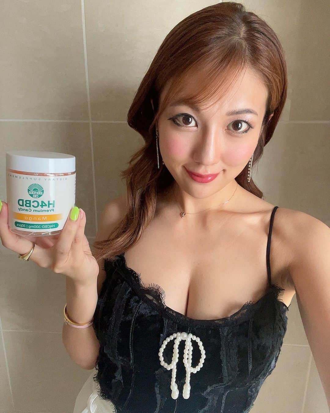 神谷麻美さんのインスタグラム写真 - (神谷麻美Instagram)「#AMATERAS CBD の#CBDキャンディ #マンゴー味 だよ💖🥭✨️  体感のある#CBD 💖✨️ リラックス効果があるよ💖🥰💖✨️ ぐっすり寝れるよ😪💤💖✨️ しかもマンゴー味美味しすぎるっ💖🤤🥭💖  1粒あたりH4CBD 10mg配合 💖🍬✨️ （１製品あたりH4CBD 300mg含有）  最新成分『#H4CBD 』を高濃度配合 だよ💖✨️  H4CBDはCBDを水素化した新成分🌿💕✨️ 通常のCBDの約100倍のCB1受容体への結合親和性があると言われてるよ💕🌿✨️   マンゴーに豊富に含まれる#芳香成分 (テルペン）であるミルセンが、より#リラックス効果 の高い相乗効果を引き出してくれるよ💖🥭🍭✨️  個包装なので持ち運びも便利だよ💖🍬✨️  @amateras_cbd  #amaterascbd 💖🌿💖✨️」6月27日 15時32分 - asamice428