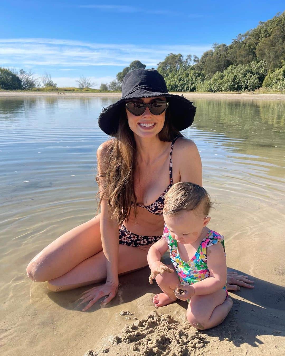 ELOUISE MORRISさんのインスタグラム写真 - (ELOUISE MORRISInstagram)「Down by the creek with my girl 🩷☀️🦀⛱️ Our cozzies made by Nanna Lindy 👙👙💕」6月27日 15時33分 - ellemorrisxo