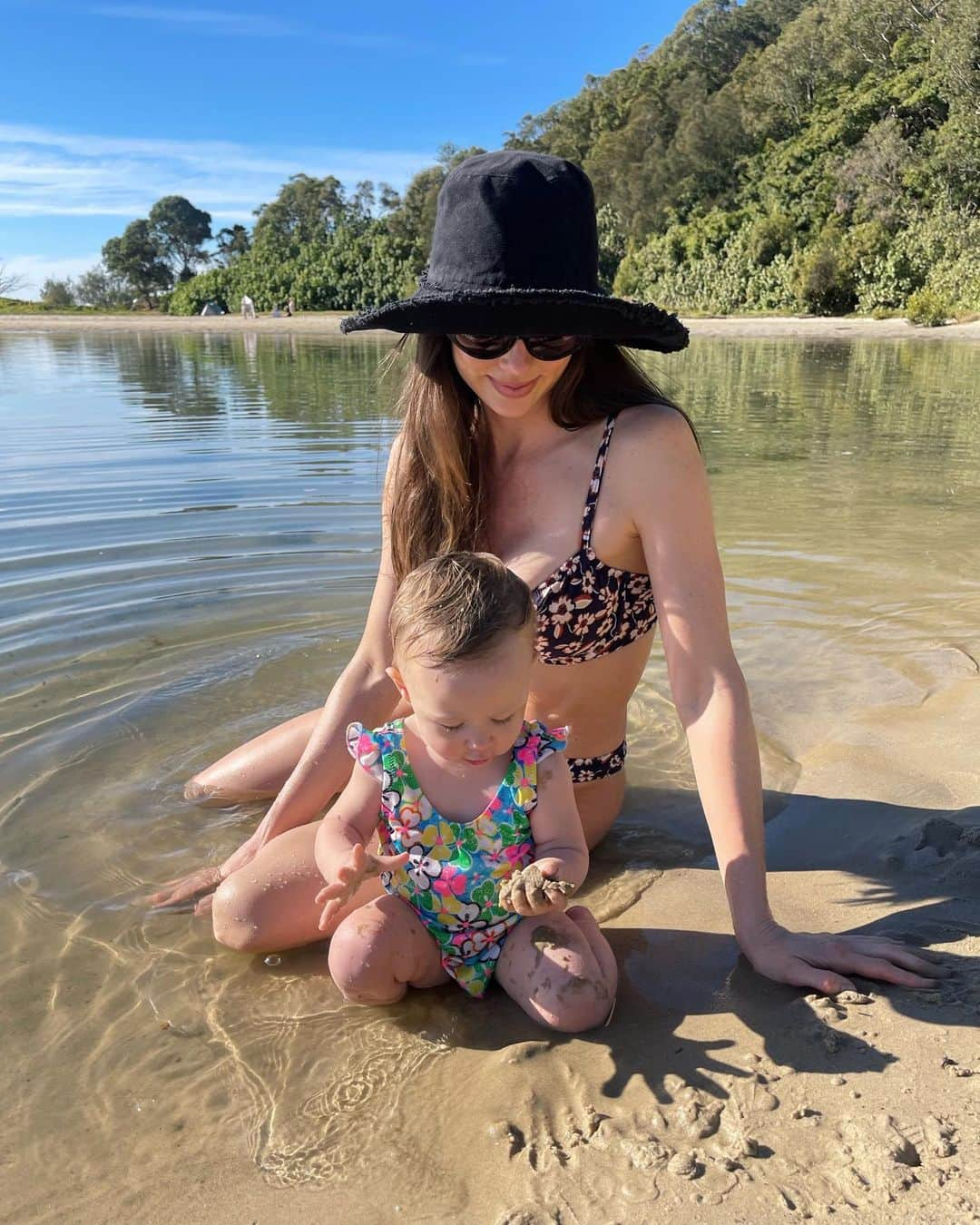 ELOUISE MORRISのインスタグラム：「Down by the creek with my girl 🩷☀️🦀⛱️ Our cozzies made by Nanna Lindy 👙👙💕」