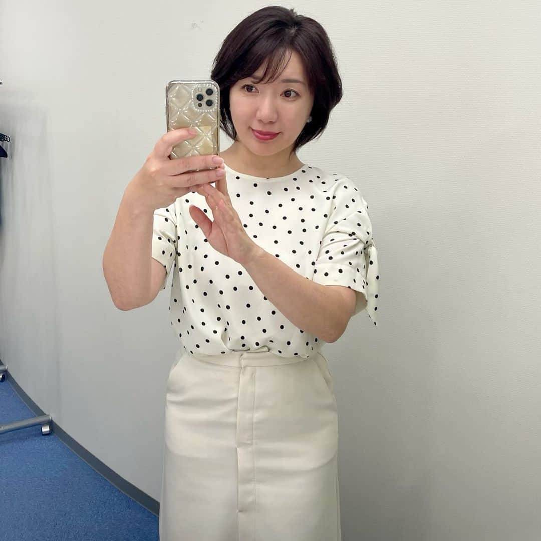 角田華子のインスタグラム：「先週の #福岡ニュースファイルcube  #衣装は #アビアント　 #マークイズももち  #ドットブラウス #ホワイトスカート  でした ホワイトカラーで少しでも涼しげに  #今週も是非ご覧ください」