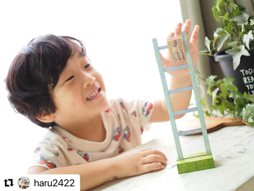 たのでんのインスタグラム：「#Repost @haru2422 with @use.repost ・・・ はしごやコマに自分の好きな絵をかいたり色を塗ってオリジナルのはしごくだりおもちゃが作れる工作キット✍️  コマをはしごの上にセットするとくるくるまわって下に落ちていくのがシンプルだけど5歳の次男が大ハマりで何度も繰り返し遊んでます😂💕  夏休みの工作にもおすすめなので、気になる方は @tanotsuku 公式をチェックしてみてくださいね。  #たのつく #キッズクラフト #PR #Kidscraft #工作 #ワークショップ #子供と暮らす #工作教室」