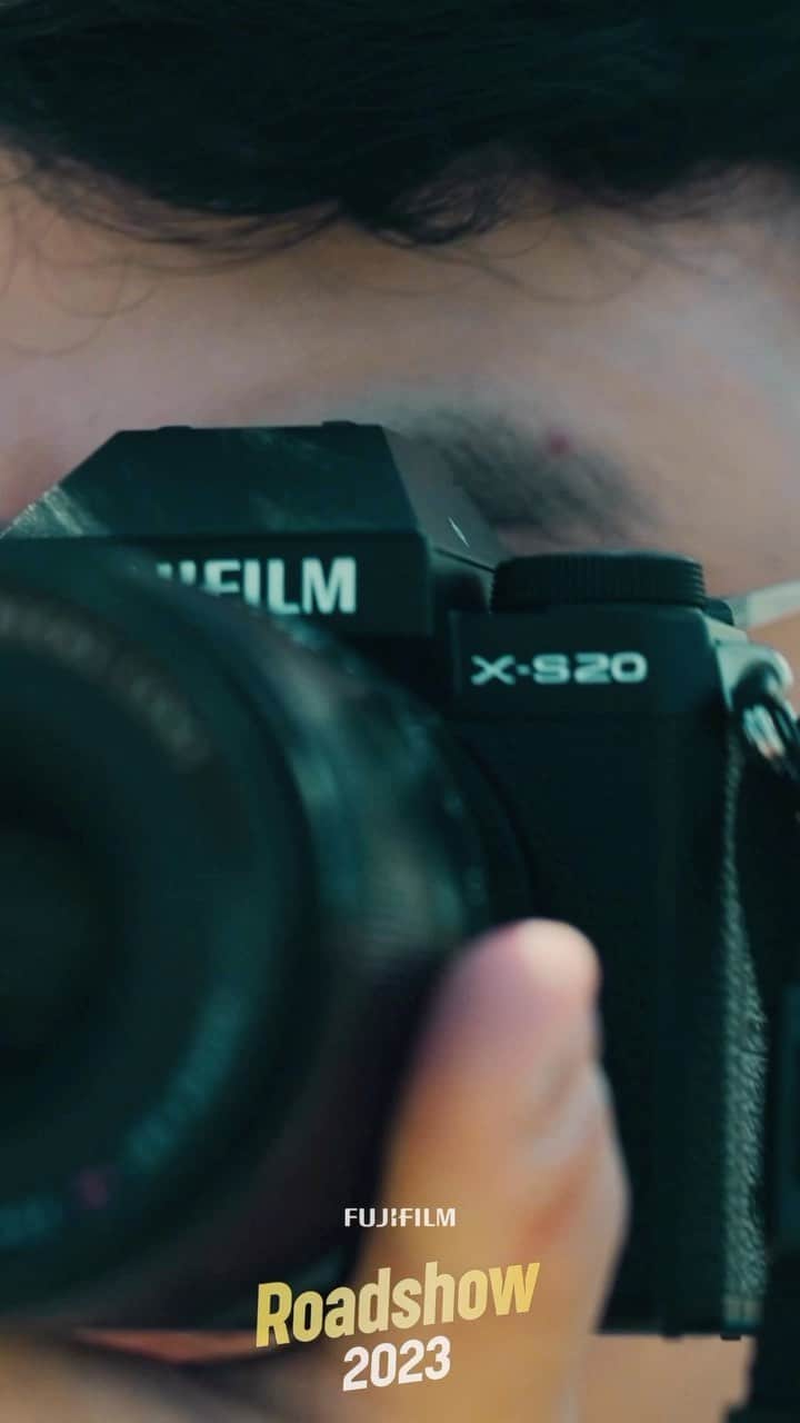 のインスタグラム：「Membuka rahasia hati bakalan susah diungkap, tapi kalau membuka rahasia bikin video yang bagus gini caranya.  Yang di Surabaya mau nyoba hand on kamera dan lensa terbaru Fujifilm?  Ikuti acara Roadshow New Product Experience Fujifilm X-S20 dan lensa Fujinon XF8mm bareng Joshua Lee di Surabaya.  Ga ada yang ditutup-tutupi di workshop ini, semua hal tentang produk baru kamera dan lensa Fujifilm akan dibahas sampai tuntas.  Yuk buruan Daftar pada link berikut bit.ly/FR06  Supported by: @smallrig_idn @dji.era @hollylandtech_id @saramonic_id @biznethome   #XS20_id #XF8MMF35RWR #Fujifilm_id #fujifilmindonesia」