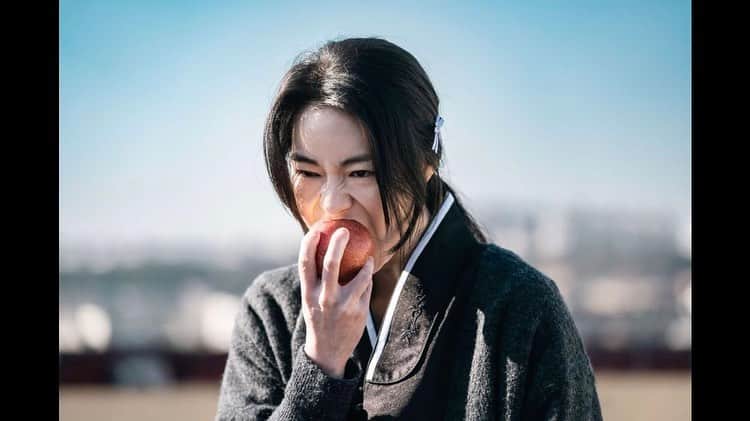 のインスタグラム：「와그작  #마당이있는집 #추상은」