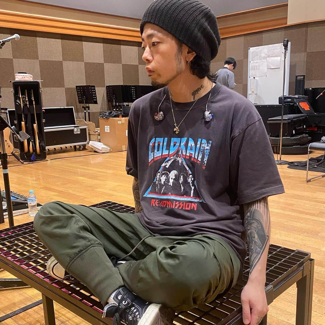 Katsuma さんのインスタグラム写真 - (Katsuma Instagram)「明日から始まるRE:ADMISSION TOUR ツアーグッズデザインやりました🎨  この80’s Crack Tシャツは昔から俺は古着の生地が色落ちしてプリントが割れてボロボロのバンドTシャツが結局一番かっこいいと思ってて、80年代ハードロックバンドがメンバーの写真デカデカとプリントしちゃうダサさも含めて熱いと思ってて、その雰囲気を今回coldrainに落とし込みました。 生地もなるべくイメージに近いものを使ってて、プリントもクラックプリント使ってます、伸ばすと割れるし、着てくと剥がれていい感じになります。  ツアーTシャツはマサトからSWEET SIXTEENってワードもらってからいろいろその言葉から連想する画像ディグってたらめちゃくちゃ古い映画のイケてるポスターにたどり着いたからそれをオマージュして作りました。  俺が物販関わるからには尖ったデザインをやり続けたいと思ってます。 いろいろ施してるから物によって値段高かったり、今までのcoldrainのデザインが好きって人には抵抗あるのもあるかもだけど、 せっかくcoldrainには俺とマサトっていうデザイナーが2人いるバンドだから両面で楽しんでくれたらいいなと思います。  と。言うわけで明日からの久々の小箱灼熱ツアー！！ 楽しもうね🔥🔥🔥」6月27日 14時31分 - katsuma_drums