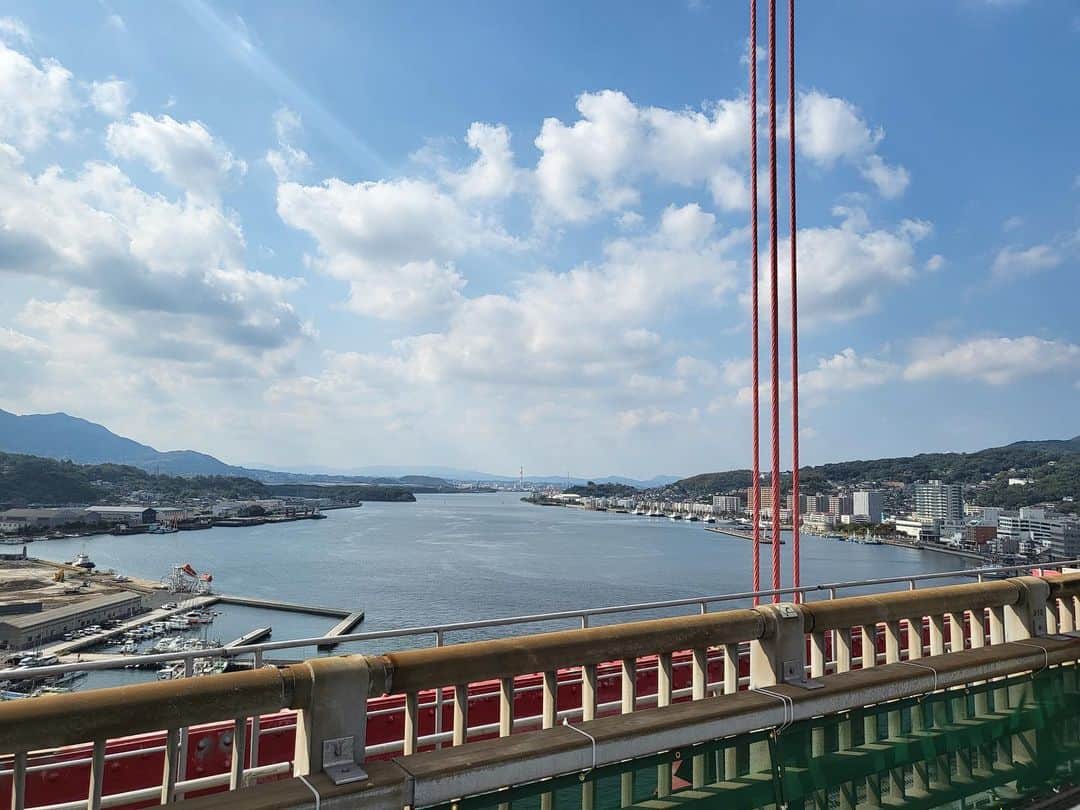 職人.comさんのインスタグラム写真 - (職人.comInstagram)「毎日多くの車が行き交う若戸大橋。通勤・通学途中に橋から見渡せる景色は、まるで小旅行に出かけるようなわくわくする景色です。  若松ショールーム https://www.shokunin.com/jp/showroom/wakamatsu.html  @shokunincom  #職人ドットコム #職人ドットコム若松ショールーム #若松区 #若松バンド #若戸大橋 #若松南海岸通り #洞海湾 #好きっちゃ北九州 #若松に恋 #上野海運ビル #上野ビル #上野海運 #登録有形文化財 #国登録有形文化財 #日本のナポリ #歴史的建造物 #若戸渡船 #北九州 #北九州市 #北九州市若松区 #北九州若松」6月27日 14時35分 - shokunincom
