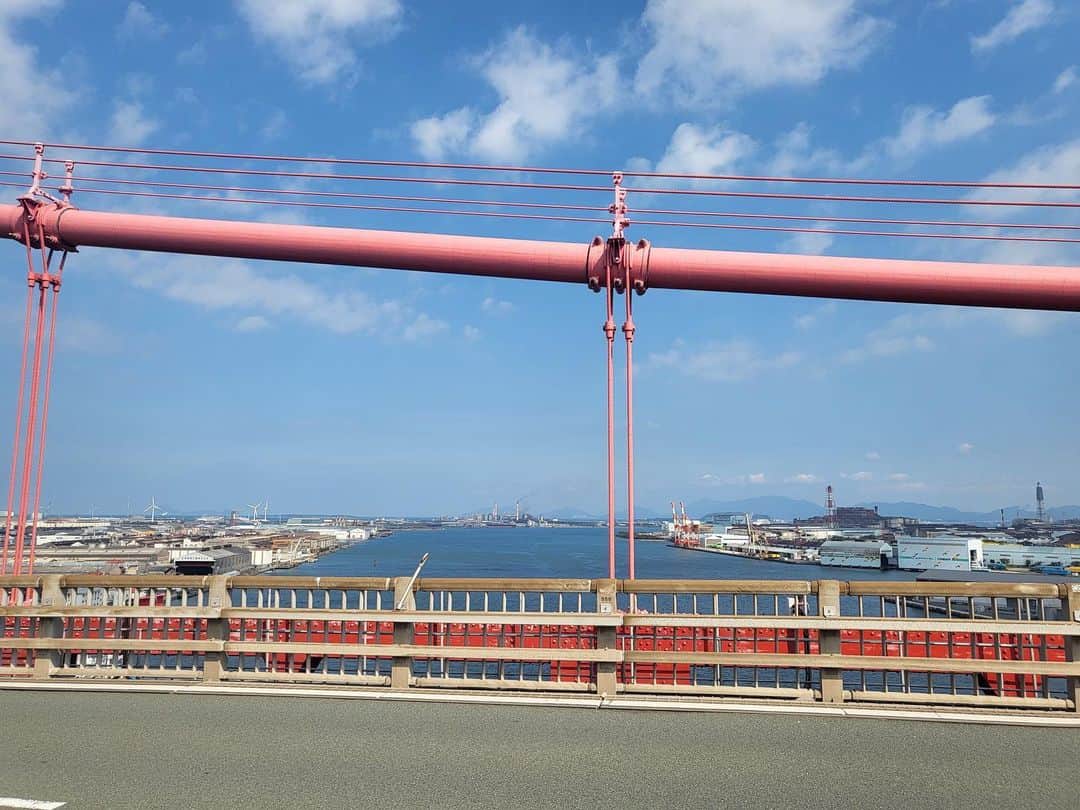 職人.comさんのインスタグラム写真 - (職人.comInstagram)「毎日多くの車が行き交う若戸大橋。通勤・通学途中に橋から見渡せる景色は、まるで小旅行に出かけるようなわくわくする景色です。  若松ショールーム https://www.shokunin.com/jp/showroom/wakamatsu.html  @shokunincom  #職人ドットコム #職人ドットコム若松ショールーム #若松区 #若松バンド #若戸大橋 #若松南海岸通り #洞海湾 #好きっちゃ北九州 #若松に恋 #上野海運ビル #上野ビル #上野海運 #登録有形文化財 #国登録有形文化財 #日本のナポリ #歴史的建造物 #若戸渡船 #北九州 #北九州市 #北九州市若松区 #北九州若松」6月27日 14時35分 - shokunincom
