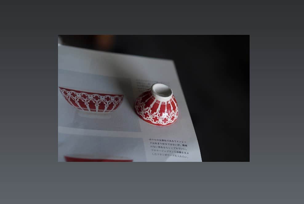 kiyomiさんのインスタグラム写真 - (kiyomiInstagram)「♡ ・ original handmade miniature  I made it with reference to the design of 2 images  .  私には珍しい赤色。 （画像2枚目、参考カフェオレボール）  作ってきた中で（カフェオレボール） 1番手間が掛かりましたが 考える時間は楽しい。 ・  参考にさせていただいた カフェオレボールは、 モロッコ製で 教会の窓のモチーフを柄にしたとか。  カラーは、他にブルー、グリーンが あるようですが ブラウンやベージュで 作っても可愛いかも♡  ・  ・  ・  #miniature#dollhouse #Frenchinterior #ブロカント#アンティーク風#brocantestyle#cafeaulaitbowl #shabbychic #kitchen  #フレンチ皿 #陶器  #ミニチュア#カッティングボード #French  #cafeaulait #cuttingboard  #皿 #plate #Frenchplate #器#カフェオレボール #キッチン雑貨#フランスアンティーク #antique#Frenchdecor#brocante #shabbychic #shabbychicdecor#cafeaulaitbowl  #革靴#cafeaulait」6月27日 14時40分 - chiisanashiawase2015