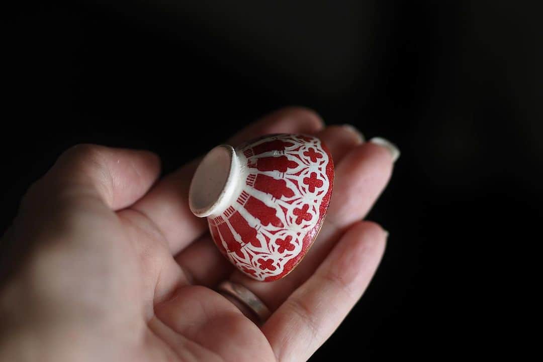 kiyomiのインスタグラム：「♡ ・ original handmade miniature  I made it with reference to the design of 2 images  .  私には珍しい赤色。 （画像2枚目、参考カフェオレボール）  作ってきた中で（カフェオレボール） 1番手間が掛かりましたが 考える時間は楽しい。 ・  参考にさせていただいた カフェオレボールは、 モロッコ製で 教会の窓のモチーフを柄にしたとか。  カラーは、他にブルー、グリーンが あるようですが ブラウンやベージュで 作っても可愛いかも♡  ・  ・  ・  #miniature#dollhouse #Frenchinterior #ブロカント#アンティーク風#brocantestyle#cafeaulaitbowl #shabbychic #kitchen  #フレンチ皿 #陶器  #ミニチュア#カッティングボード #French  #cafeaulait #cuttingboard  #皿 #plate #Frenchplate #器#カフェオレボール #キッチン雑貨#フランスアンティーク #antique#Frenchdecor#brocante #shabbychic #shabbychicdecor#cafeaulaitbowl  #革靴#cafeaulait」