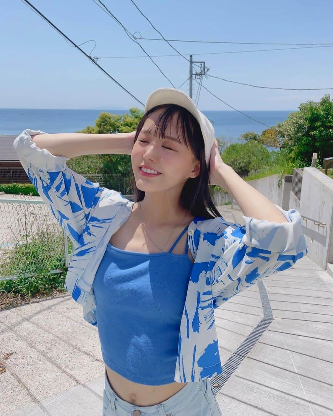 福田朱里さんのインスタグラム写真 - (福田朱里Instagram)「ヤングマガジン撮影オフショット。 地球が、青すぎる🌎  ヤンマガグラビア有料版レンタル期間延長の方もよろしくお願いしますね♪（9/30まだ見れるようにしてくれたら嬉しい） 詳しくはヤンマガWebの週刊STU48のページへ！  💎週刊STU48ヤンマガ選抜とは💎 毎週1人ずつSTU48メンバーがヤンマガWebに登場。 9月30日(土)までを集計期間として、 有料グラビアのポイント数(レンタルとレンタル延長を含む)上位7名➕無料グラビアの掲載日からの7日間PV上位5名の計12名が「ヤンマガ選抜」に決定！ その12名で新たに撮り下ろしたグラビアでヤングマガジン本誌の巻頭、巻中、巻末をSTU48ジャックします🚢  ◎順位によるグラビア登場位置 有料グラビアポイント数１～３位：巻頭グラビア 有料グラビアポイント数４～７位：巻中グラビア 無料グラビアPV数１～５位：巻末グラビア  順位経過は毎月上旬にヤンマガのグラビア公式Twitterアカウントで発表！ ※有料グラビアのポイント順位と無料グラビアPV順位は有料グラビアのポイント順位が優先されます。  #ヤンマガ #ヤンマガWeb #ヤングマガジン #グラビア #湘南 #夏 #ヘソ出し #カジュアルコーデ #夏コーデ #青コーデ #アイドル #骨格ウェーブ #キャミソール #キャスケット #スポサン #無造作ヘアー #ノースリーブ #すっぴん風メイク #クロップド丈 #ナチュラルメイク #撮影 #Japanesegirl #Japan #ootd #stu48 #makeup #japantrip #japaneseculture #kanagawa #Sea」6月27日 14時42分 - akaringo_stu48