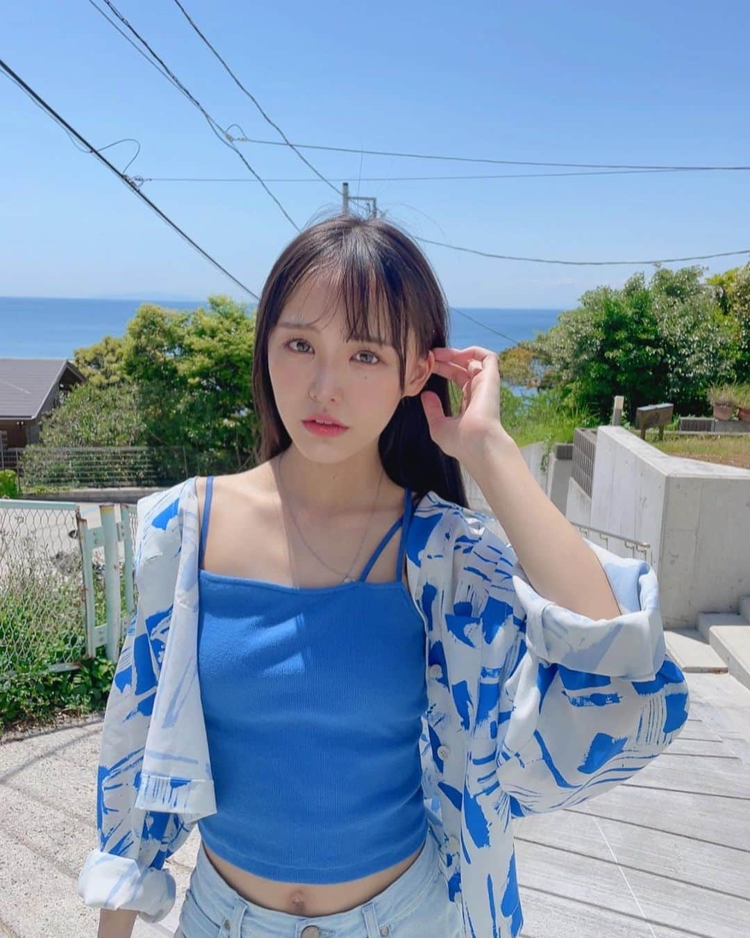 福田朱里さんのインスタグラム写真 - (福田朱里Instagram)「ヤングマガジン撮影オフショット。 地球が、青すぎる🌎  ヤンマガグラビア有料版レンタル期間延長の方もよろしくお願いしますね♪（9/30まだ見れるようにしてくれたら嬉しい） 詳しくはヤンマガWebの週刊STU48のページへ！  💎週刊STU48ヤンマガ選抜とは💎 毎週1人ずつSTU48メンバーがヤンマガWebに登場。 9月30日(土)までを集計期間として、 有料グラビアのポイント数(レンタルとレンタル延長を含む)上位7名➕無料グラビアの掲載日からの7日間PV上位5名の計12名が「ヤンマガ選抜」に決定！ その12名で新たに撮り下ろしたグラビアでヤングマガジン本誌の巻頭、巻中、巻末をSTU48ジャックします🚢  ◎順位によるグラビア登場位置 有料グラビアポイント数１～３位：巻頭グラビア 有料グラビアポイント数４～７位：巻中グラビア 無料グラビアPV数１～５位：巻末グラビア  順位経過は毎月上旬にヤンマガのグラビア公式Twitterアカウントで発表！ ※有料グラビアのポイント順位と無料グラビアPV順位は有料グラビアのポイント順位が優先されます。  #ヤンマガ #ヤンマガWeb #ヤングマガジン #グラビア #湘南 #夏 #ヘソ出し #カジュアルコーデ #夏コーデ #青コーデ #アイドル #骨格ウェーブ #キャミソール #キャスケット #スポサン #無造作ヘアー #ノースリーブ #すっぴん風メイク #クロップド丈 #ナチュラルメイク #撮影 #Japanesegirl #Japan #ootd #stu48 #makeup #japantrip #japaneseculture #kanagawa #Sea」6月27日 14時42分 - akaringo_stu48