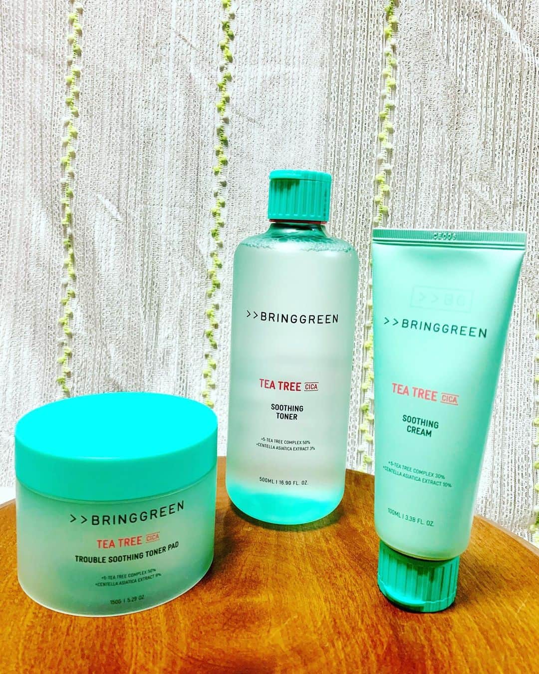 のインスタグラム：「💚(*^^*) 最近気になってた トナー💚スキンケア✨✨  暑い夏でも、 さわやかに使える スキンケア商品としておすすめ♡♡  さらにアップグレードされた 韓国スキンケアブランド ＊BRINGGREEN＊ の代表ライン、 ティーツリー  シカの3種が発売されたの❤︎♡❤︎ ☆トナー　★クリーム★ パッド☆  🌈BRINGGREEN  ティーツリーシカスージングトナー500mL  夏でも、涼しく爽やかな使用感のトナー✨ ティーツリーに シカを加えた さわやかなウォータータイプのテクスチャーで マイルドなクーリング感を与え、 敏感になったお肌に 水分を補給して しっとりとした肌へと導きます♡♡  低刺激で、肌を整えて落ち着かせるトナー （※すべての人に刺激が起きないわけではございません）  たっぷりの大容量500mlトナーで 気軽に使えるのもメリット⭐️  ＊使い方＊ コットンに十分に取り、 お肌のキメに沿って拭き取った後、 タッピングしながらお肌になじませます✨✨  🌈BRINGGREEN ティーツリーシカスージングクリームプラス 100mL  スージング ジェルクリーム ティーツリーにシカを加え、 敏感になったお肌に水分を補給✨✨  塗った後はサッパリ(*´ω｀*)♪♪ - ツボクサエキスで敏感になったお肌を整える。  ＊使い方＊ 基礎スキンケアの最後の段階で適量をとり、顔の内側から外側に優しく塗った後、そっと包み込みながらお肌に浸透(※角質層まで)させます。  🌈BRINGGREEN ティーツリーシカートラブルスージングトナーパッド 90枚  軽い純綿生地で敏感になったお肌も、 やさしく包み込むように眠らせる 1分集中ケアパッド✨✨  さわやかな使用感で 柔らかいデイリーパッド♡♡ 純綿ホールタイプ生地を使用しています。  ＊使い方＊ 朝晩、洗顔後のスキンケアの第一段階で 目元を除いた顔全体に、 肌のキメに沿ってやさしく拭き取ります。 集中ケアが必要な部位に パッドをのせて、 3~5分間置いてはがしたら、 タッピングしながらお肌になじませます。  🌷🌷🌷 ブリングリーン商品は、 オリーブヤング公式Qoo10店 楽天shopで購入でき♪♪ 様々な金額別ショップクーポンもあるから お得な機会をお見逃しなく❣️  @oliveyoung_japan  @bringgreen_japan  #bringgreen  #ブリングリーン  #oliveyoung  #オリーブヤング  #TEATREECICA  #ティーツリーシカトナー  #PR」