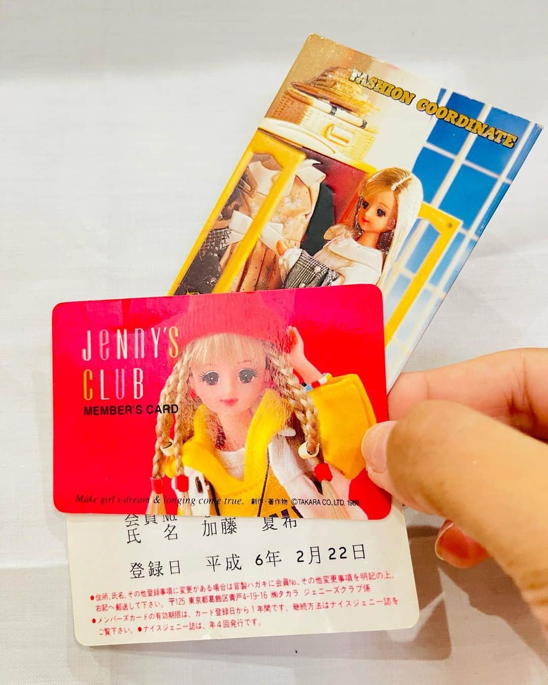 のインスタグラム：「そう。私は小さい時からオタクだったんだよね💃ジェニーちゃんのファンクラブ会員でした。最初の推しは彼女かな？🤭 懐かしいカードが出てきたので、処分する前に撮っておこう📸 #ジェニー #ジェニーズクラブ」