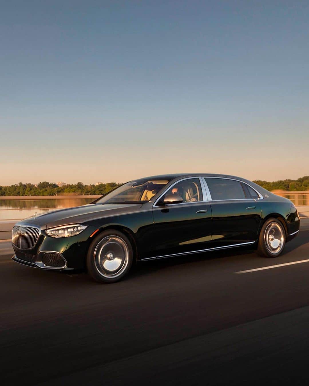 Mercedes-Benz Thailandのインスタグラム：「✨ ให้ Mercedes-Maybach S 580 4MATIC Premium สะท้อนทุกความสำเร็จในชีวิตคุณ ด้วยดีไซน์ที่หรูหรา โดดเด่นไม่เหมือนใคร รวมถึงภายในห้องโดยสารอันกว้างขวาง สะดวกสบายทุกอิริยาบถ ทั้งเบาะคู่หน้าและคู่หลังในแบบ multi-contour ที่มากับฟังก์ชัน ENERGIZING 5 รูปแบบ พร้อมเบาะนั่งหุ้มหนัง Exclusive Nappa ที่มอบความสะดวกสบาย มาพร้อมที่รองขาแบบปรับระดับ และโต๊ะทำงานพับได้ ให้คุณสัมผัสความ First-Class แบบเหนือทุกระดับในทุกวัน  📷 #MBphotopass via Mercedes-Benz USA  *อุปกรณ์บางส่วนในภาพอาจแตกต่างจากที่จำหน่ายจริง โปรดตรวจสอบรายการอุปกรณ์ของรถยนต์แต่ละรุ่นที่ผู้จำหน่ายฯ อย่างเป็นทางการทั่วประเทศ​​  #SClass #S580 #SophisticatedLuxury #MercedesMaybach #mercedesbenzthailand」