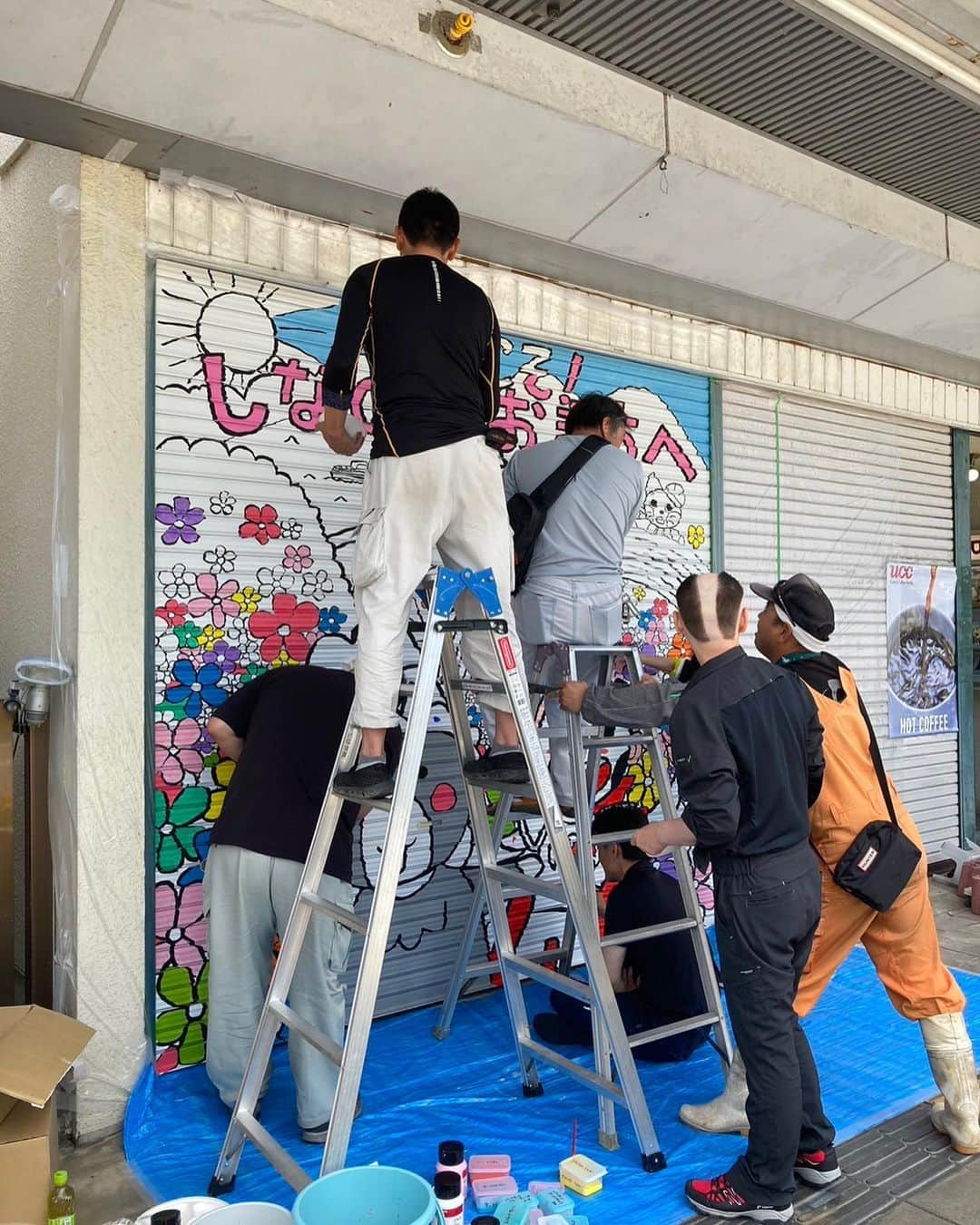 鉄拳さんのインスタグラム写真 - (鉄拳Instagram)「くろよん60 市街地シャッターアート✨  大町駅前のシャッターにも絵を描きました！  友達や地域おこし協力隊さんや麻倉美術部さんにも手伝って頂き、なんとか仕上がりました！  こちらは黒部ダムです。そして太陽！☀️  皆さまご協力ありがとうございました！🌈  こちらは11月30日まで展示してあります♫☺️  #鉄拳　#シャッターアート　#大町市　#くろよん60 #黒部ダム　#黒部の太陽　#おおまぴょん  #くろにょん　#ご協力ありがとうございました☺️🌸」6月27日 15時10分 - tekkenparapara