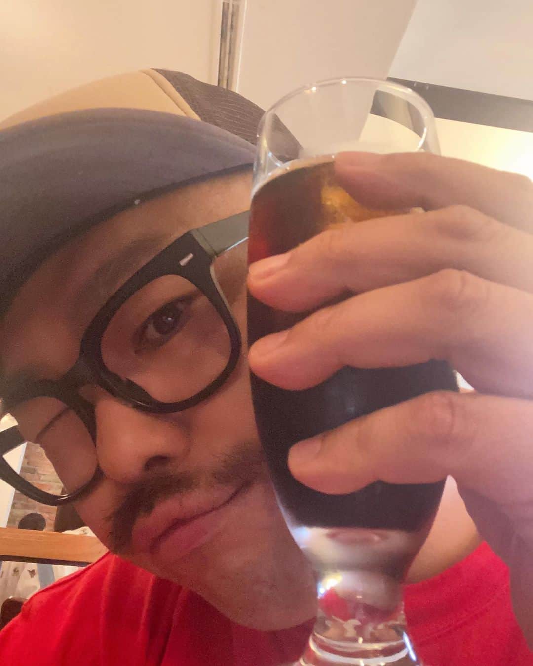 クロちゃんのインスタグラム：「3時のおやつ  コーシーいただきまーす！」