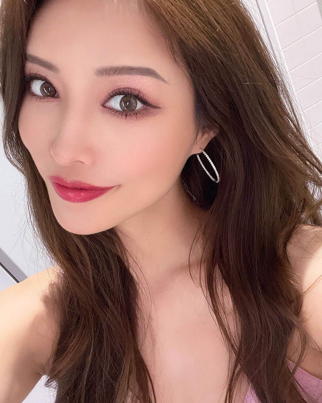 MIKAのインスタグラム：「Shiny pink makeup💕🎀✨💘💗  ⠀ TWICEのライブ日和 気がついたらピンクメイクにピンクのワンピ着てた🌸笑  Girl powerrr🫶🏻  ⠀」