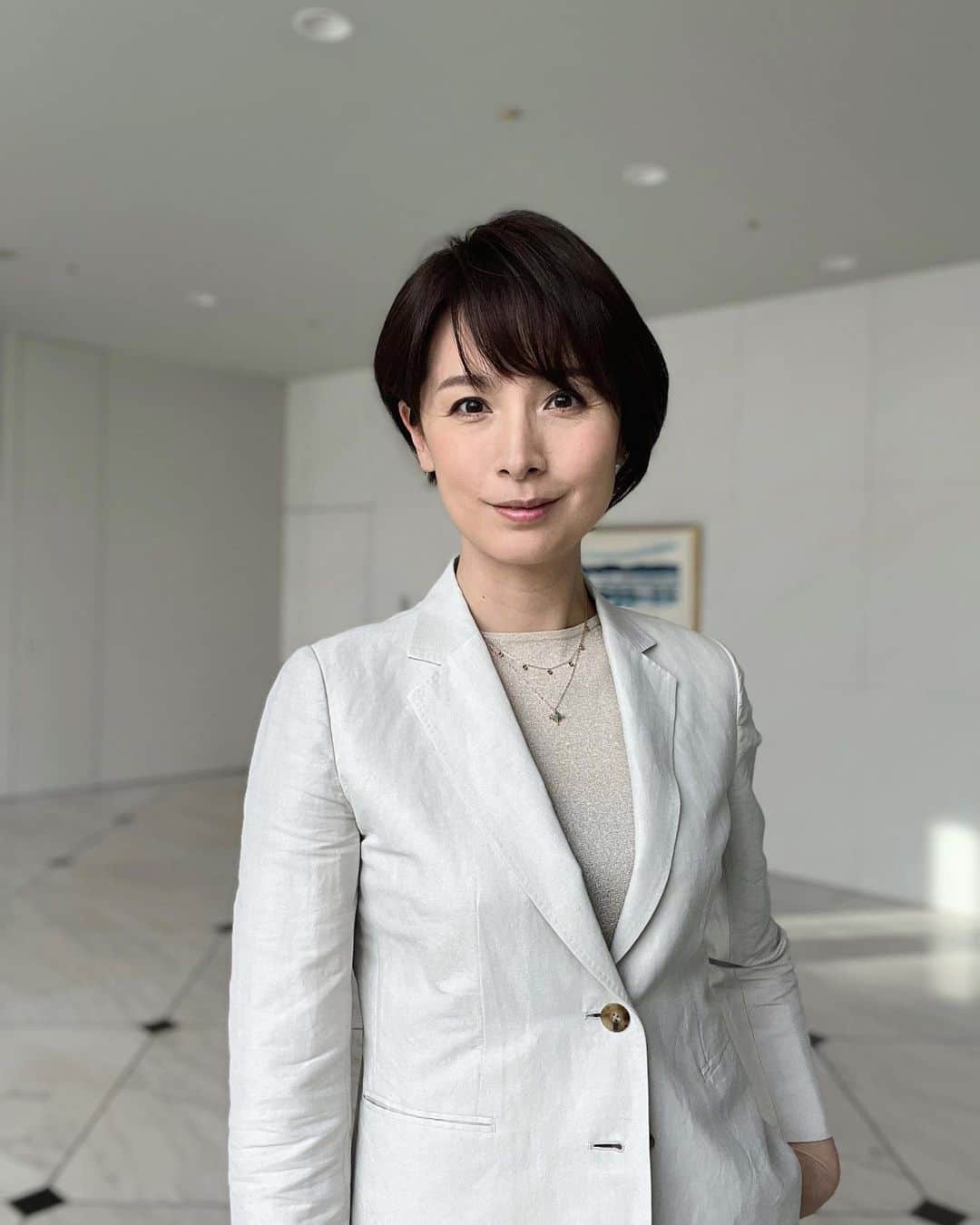 野村真季のインスタグラム：「ANNニュース 着用衣装  1〜3枚目 6/24 朝ニュース/昼ニュース  4〜6枚目 6/22 午後ニュース  #テレビ朝日 #アナウンサー #アナウンサー衣装 #ootd #40代コーデ #40代ファッション #50代ファッション #大人コーデ #大人ファッション  #野村真季」