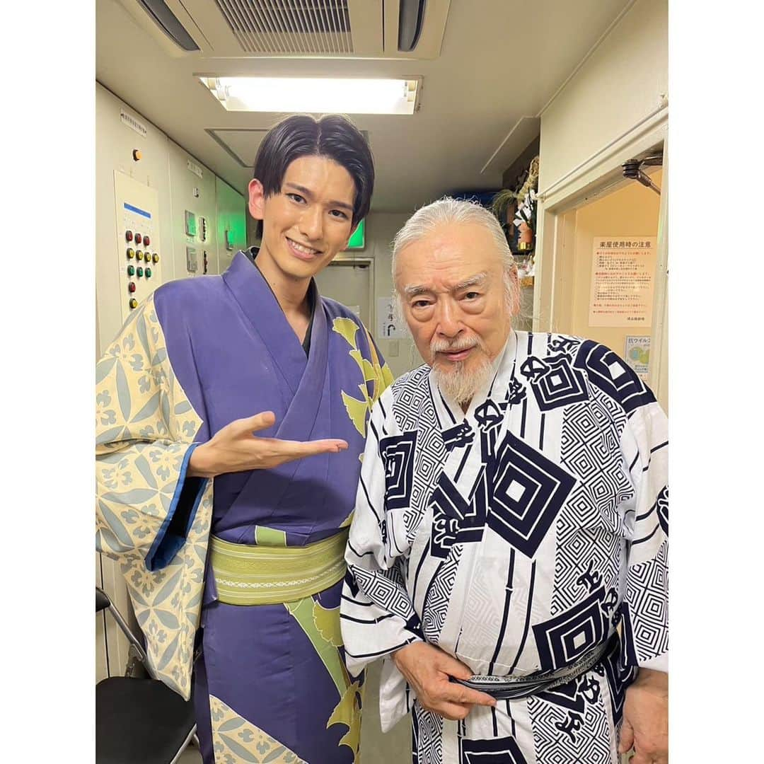 御堂耕平さんのインスタグラム写真 - (御堂耕平Instagram)「・ あうんグループ 美しすぎる時代劇 「梅川忠兵衛」 先日、無事に終幕いたしました。 ・ 普段当たり前に洋服を着て、生死について特に深く考える事なく生きている身として、刀がある世界でお着物の重みを感じながらお芝居をする事は、貴重な経験となりました。 ・ 着方から所作、作法全てに意味があり、身分があり、日本人が現代において忘れてはいけない何かがそこにあると感じました。 何かは、まだ分かんないんですけど。 ・ 諸先輩方の時に重厚で、時に軽やかに演じられる姿は、全てが輝いていて、まさに役が腹に落ちていると言ったところでした。 ・ 稽古中に有難いご指摘を頂きました。 「君は役が腹に落ちてない。頭で考えて台詞を言っている。それは普段人と話す時も。腹から聞いて腹から話してない」 まさに芯を食ったご指摘で、しばらく考え込みました。 自分の中で明確な答えは出ておらず、生きているうちは、ずっと悩み続けようと思います。 ・ 今回得たものを100%身に出来てない、というかほとんど答えは見つかってないのですが、宝物のカケラをたくさん頂いた舞台となりました。 本物の宝物にするかは僕次第です。 今後も精進していきます。 応援ありがとうございました。 ・ 横内正さんとのツーショットは紛れもなく宝物です。」6月27日 15時16分 - kohe_mido