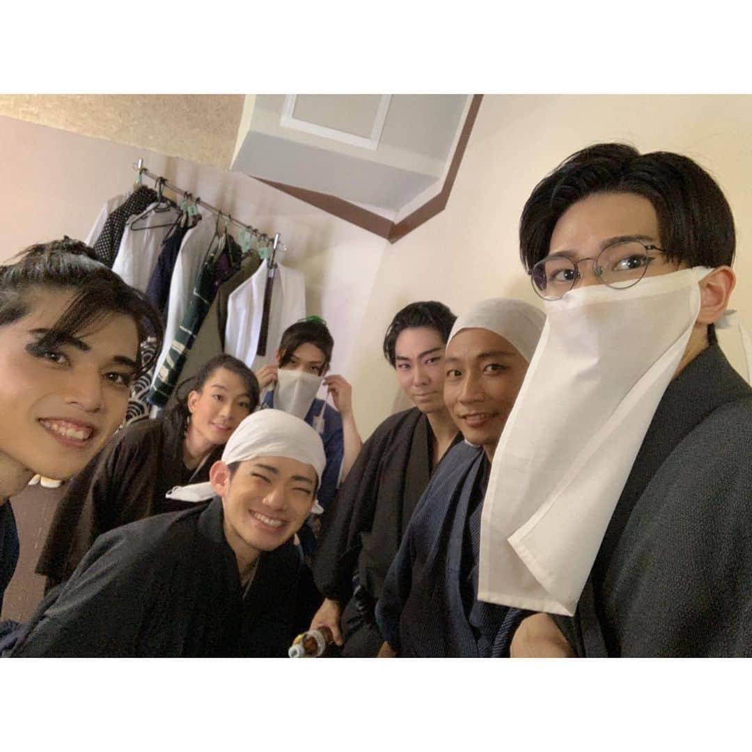 御堂耕平さんのインスタグラム写真 - (御堂耕平Instagram)「・ あうんグループ 美しすぎる時代劇 「梅川忠兵衛」 先日、無事に終幕いたしました。 ・ 普段当たり前に洋服を着て、生死について特に深く考える事なく生きている身として、刀がある世界でお着物の重みを感じながらお芝居をする事は、貴重な経験となりました。 ・ 着方から所作、作法全てに意味があり、身分があり、日本人が現代において忘れてはいけない何かがそこにあると感じました。 何かは、まだ分かんないんですけど。 ・ 諸先輩方の時に重厚で、時に軽やかに演じられる姿は、全てが輝いていて、まさに役が腹に落ちていると言ったところでした。 ・ 稽古中に有難いご指摘を頂きました。 「君は役が腹に落ちてない。頭で考えて台詞を言っている。それは普段人と話す時も。腹から聞いて腹から話してない」 まさに芯を食ったご指摘で、しばらく考え込みました。 自分の中で明確な答えは出ておらず、生きているうちは、ずっと悩み続けようと思います。 ・ 今回得たものを100%身に出来てない、というかほとんど答えは見つかってないのですが、宝物のカケラをたくさん頂いた舞台となりました。 本物の宝物にするかは僕次第です。 今後も精進していきます。 応援ありがとうございました。 ・ 横内正さんとのツーショットは紛れもなく宝物です。」6月27日 15時16分 - kohe_mido