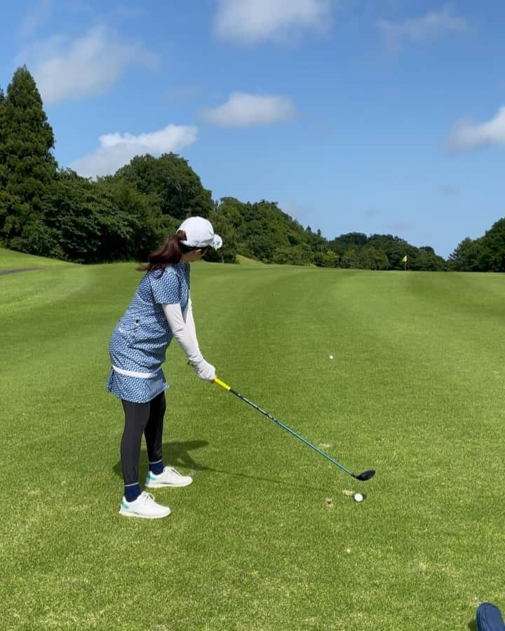 佐藤のぞみのインスタグラム：「昨日は白ティーからハーフ⛳️  6月は本格的な風邪久しぶりにひいてたら一気に体力落ちたー😭と思って家で少しずつトレーニング再開！とかやったら左腿軽く肉離れっぽいのなるし😩  #なんなの今月 #そういうこともあるさ #また徐々に動かなくては #治ったと思ってディズニー行ったらまた風邪🤒 #夏乗り越えなくては🍧🌴🏄‍♀️ #マタニティ#ゴルフ#3w#バンカー#1w」