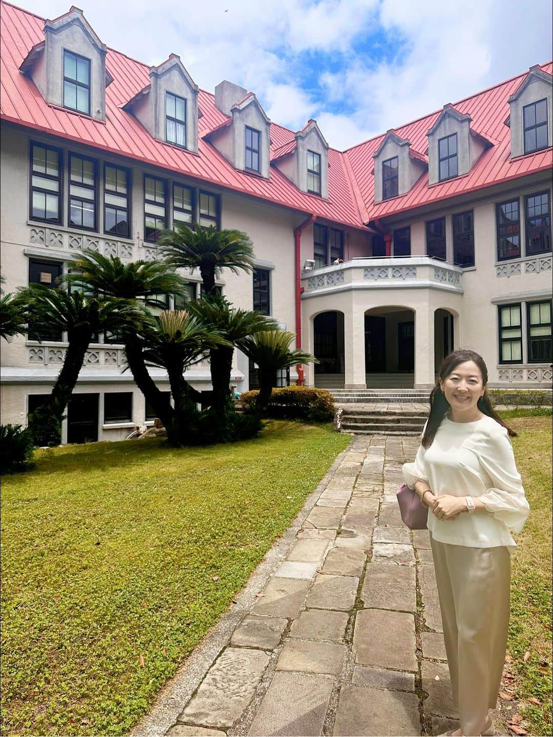 前田真里のインスタグラム：「午後から 活水大学へ。お世話になった方々 本当に ありがとうございました！  キャリアパス×海外経験について英文科の皆さんに お話させていただきました（╹◡╹）  「モヤモヤは、クリエイト！！」  大学一年生のときにもやもや自分自身 悩んでいたことや こんな風にしたら楽しくなったよ！ということetc お伝えしました。  もし、いまか後でなにか今日の内容やご紹介した言葉が少しでも 記憶にのこっていたら嬉しいです🍀 90分あっという間でした。  *テーマ #夢は進化する @kwassui.unv」