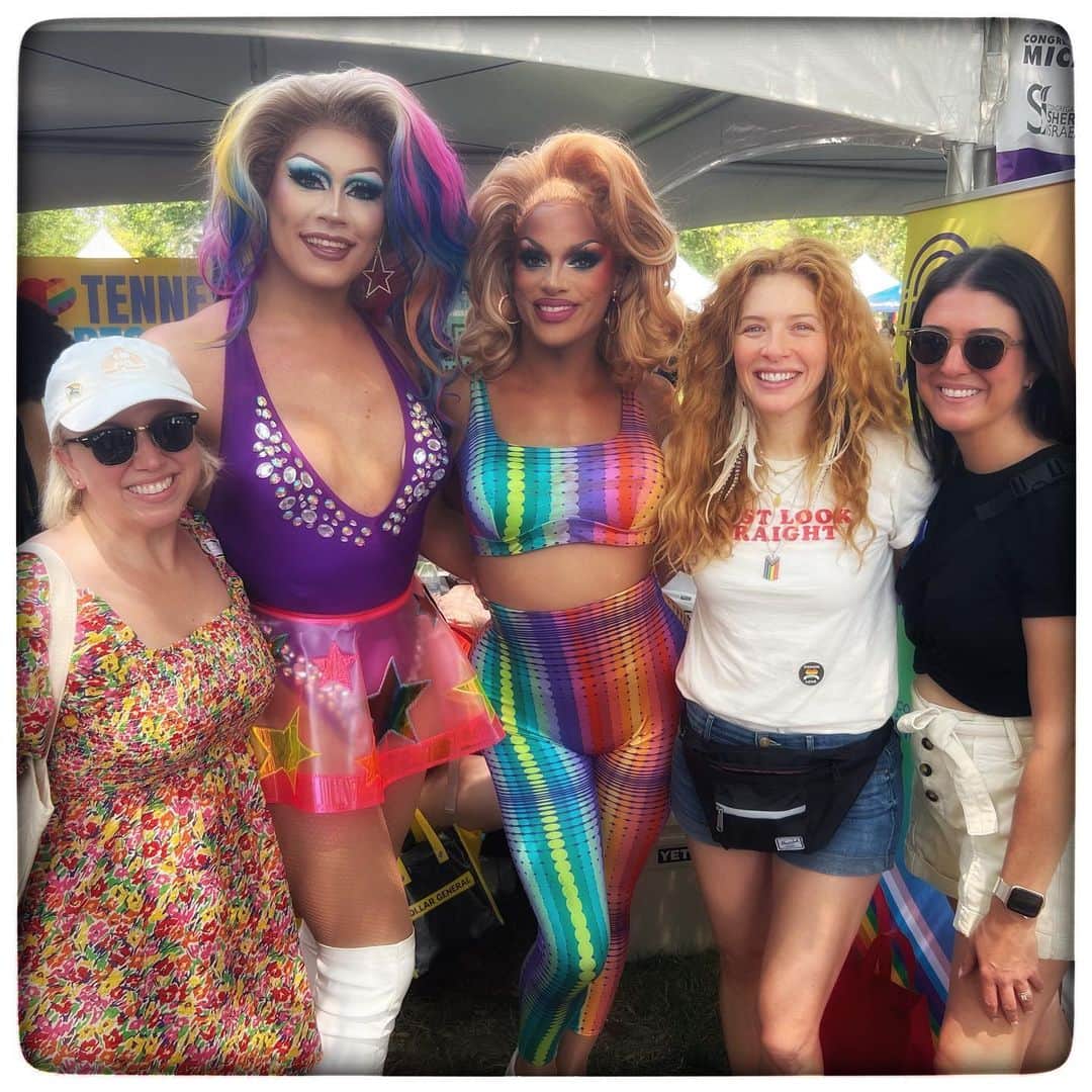 レイチェル・レフィブレのインスタグラム：「Such an incredible time @nashvillepridefestival 🌈🌈🌈 I truly wish ALL people could experience such love, radical acceptance, celebration & belonging in their communities, what a place this world could be 🩷🙏🏻🩷 #pride #pridemonth #belonging #nashvillepride #nashvillepride2023🏳️‍🌈」