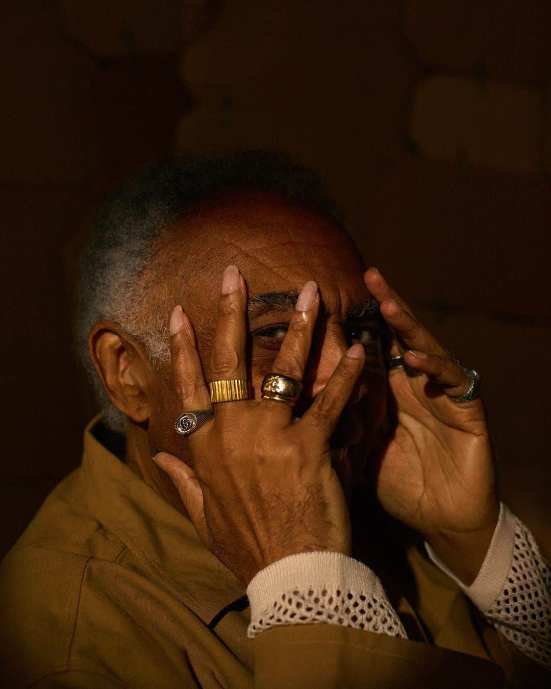 ELLE Brasilのインスタグラム：「Nesta segunda-feira, 26.6, @gilbertogil completa 81 anos! O lendário cantor brasileiro foi capa da @ellebrasil em setembro de 2020, na nossa edição de retorno ao impresso. As fotos são de outro mestre, @bobwolfenson, e a revista virou objeto de colecionador! Ainda dá para comprar a edição na nossa lojinha do Instagram e em elle.com.br.  Parabéns ao mestre! ❤️」