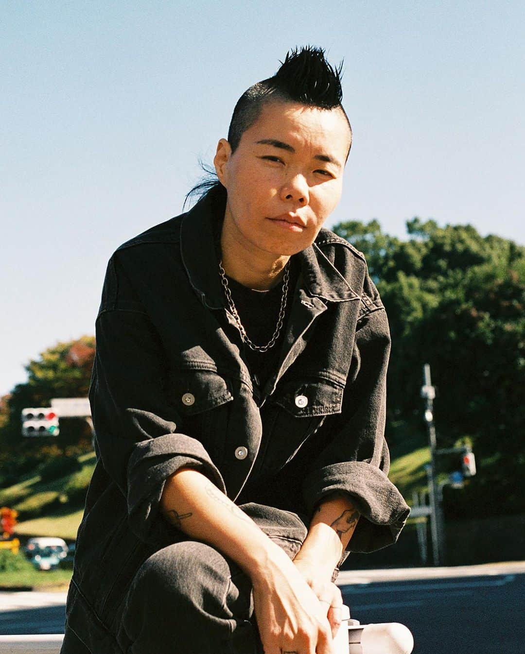 Levi’sのインスタグラム：「While authentic self-expression is always our goal here at Levi’s®, the truth is that just being yourself can sometimes make you a target for discrimination. And can even put you at risk.  So, we asked our Pride 2023 cast for their advice on how to live as your true self in a world that doesn’t always make that easy or safe to do.  Read their answers in stories and link in bio. #LevisPride  Photo: @analoguepapi」