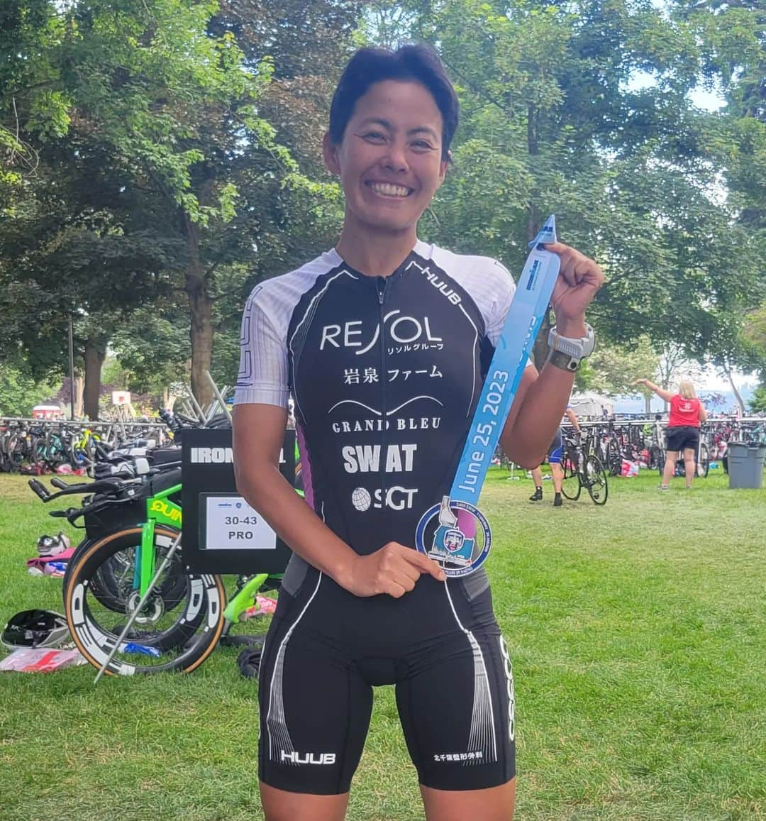 上田藍さんのインスタグラム写真 - (上田藍Instagram)「. 🏊️🏊️🏊️🚲️🚲️🚲️🚲️🚲️☀️🏃🏃🏃  I finished the race in 4th place.  Thank you so much to everyone who supported, the volunteers, the great race and our friends, family and my amazing sponsors!🤗❤️  IRONMAN  COEUR D'ALENE🌟  🙌🚩🙌🙌🚩🙌🚩🙌🙌🙌🚩🙌  昨日6/25(日)にアメリカで開催された【アイアンマン・コーダレーン🇺🇸】に出場し、4位でフィニッシュをしました。 応援をありがとうございました🌟  目標としていた表彰台まであと一歩(1分55秒差)とどかなかったです😣✨  スイムを2番手(3名)で終えて、バイク60km地点まで3位の位置で粘り進め、徐々に追い抜かれて順位を7位に落としましたが、自分の武器であるランの力を信じて、最後の最後まで諦めずに追い上げ直しました。  レース中は、ボランティアの人達やメディアクルー、選手同士や沿道から多くの声援をおくっていただき、とてもパワーをいただきました🙌✨名前を知っててもらえていたり、走りを誉めてもらって、その度に闘志が湧きました🤗✨  ランも、3時間2分15秒と好タイムで走ることができサブ3が見えてきました👀✨ もちろん悔しさもありますが、全体を通して収穫の大きいレースとなったので、またしっかり次に繋げていきます🏊️🚲️🏃☀️  今大会のプロカテゴリーは、KONA(アイアンマンの世界選手権大会)に出場できる獲得権利が3枠だったので、残念ながら4位で出場資格を得ることができませんでしたが、 レースで良い感覚を掴めたので、この収穫を活かして、来月にもう一度、KONAの世界選手権の出場権を目指してアイアンマンレースにチャレンジしたいと考えています💪✨  まずはしっかりと回復をさせてから、強化を充実していきます🌿 引き続き、応援を宜しくお願いいたしますm(_ _)m❤️  #アイアンマン #コーダレーン #あと一歩 #収穫あり #経験を活かす #鉄は熱いうちに打て #応援をありがとうございました🤗 #トライアスロン #上田藍 #感謝🌿」6月27日 6時37分 - ai_love_tri