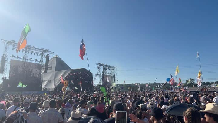 カーラ・デルヴィーニュのインスタグラム：「I have been going to Glastonbury since I was 15 but this year was my first sober one and it was by far my favorite. Filled with tears, full belly laughs, long awaited reunions and so much love. Till next time… ❤️   1. Lewis Capaldi 2. Guns N’ Roses  3. Fat boy slim  4. Cat Stevens  5. Blondie  6,7,8,9,10. ELTON JOHN」