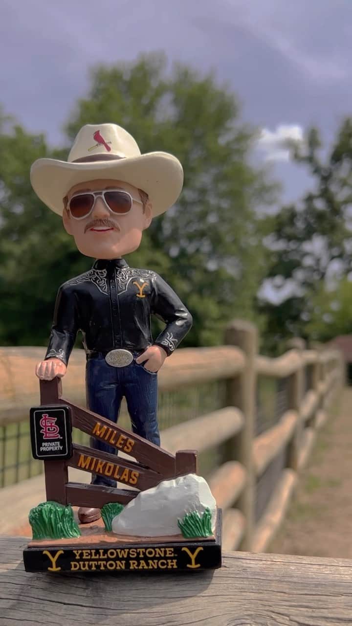 のインスタグラム：「Attention Rip Wheeler/Miles Mikolas fans: Don’t miss @yellowstone Night at Busch Stadium this Thursday! Grab a theme ticket at Cardinals.com/Theme to take home an exclusive @magic_mikolas39 bobblehead!」