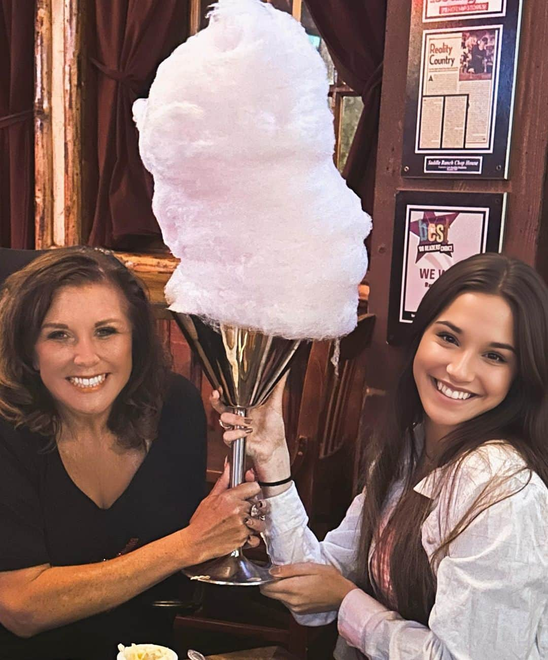 アビー・リー・ミラーさんのインスタグラム写真 - (アビー・リー・ミラーInstagram)「Just missing the laughter w/ these fun ALDC kids!!! What makes you laugh out loud?   #fun #goodtimes #cottoncandy #eat #abbyleedancecompany #abbylee #abbyleemiller #aldcla #aldcpgh #bullriding #bull #laughter #laughs #dancemoms #season9」6月27日 6時42分 - therealabbylee