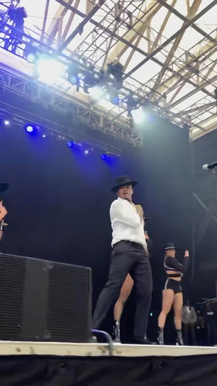NE-YOのインスタグラム：「I ain't gon' lie...to say my weekend was anything less than amazing is an understatement! Boston and Toronto held it down! Don't believe me? Just watch!  🎥: @christianngilchrist」